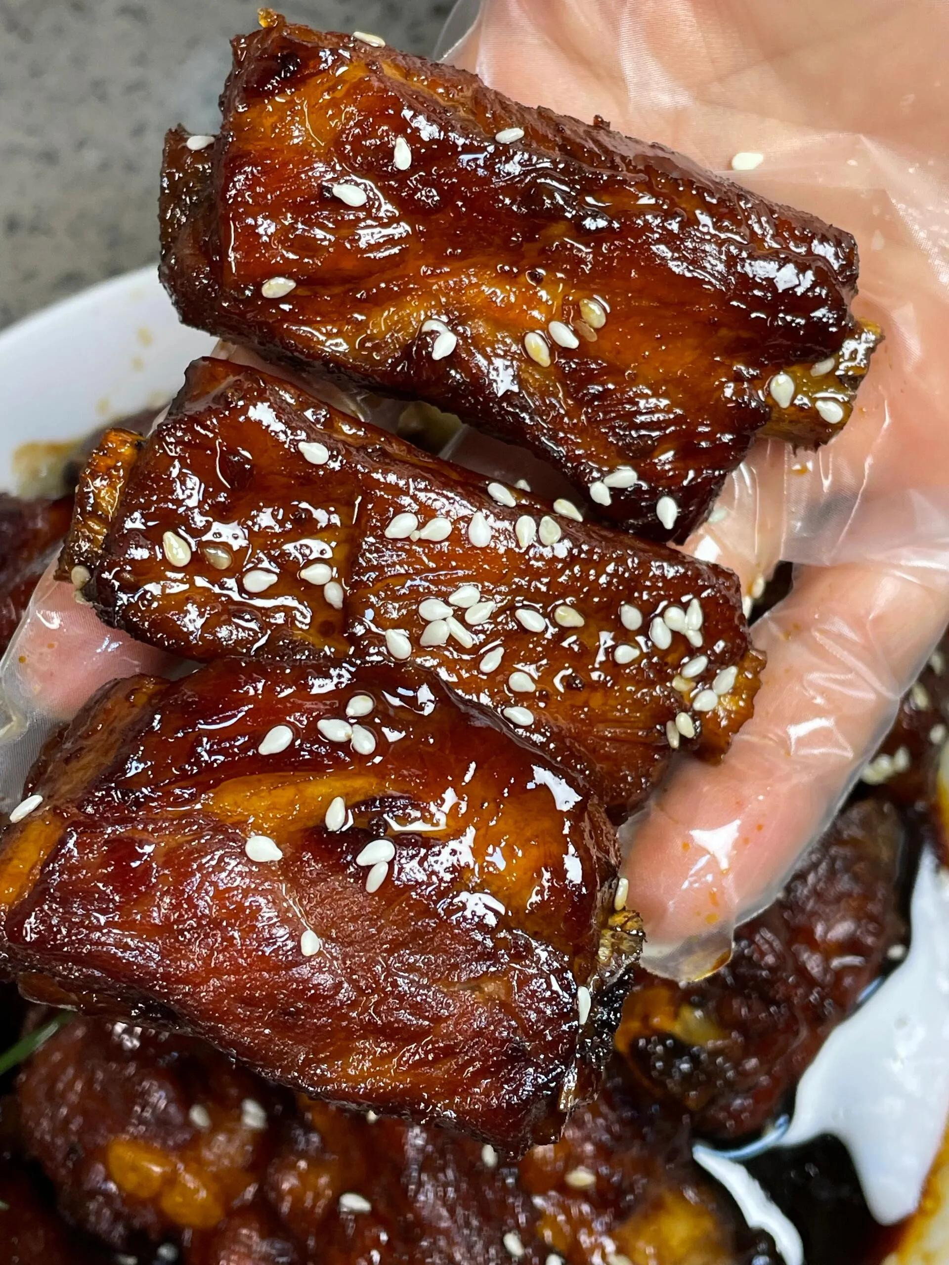 Hướng dẫn nấu sườn heo rim Coca màu nâu cánh gián bóng bẩy, rắc vừng thơm ngon