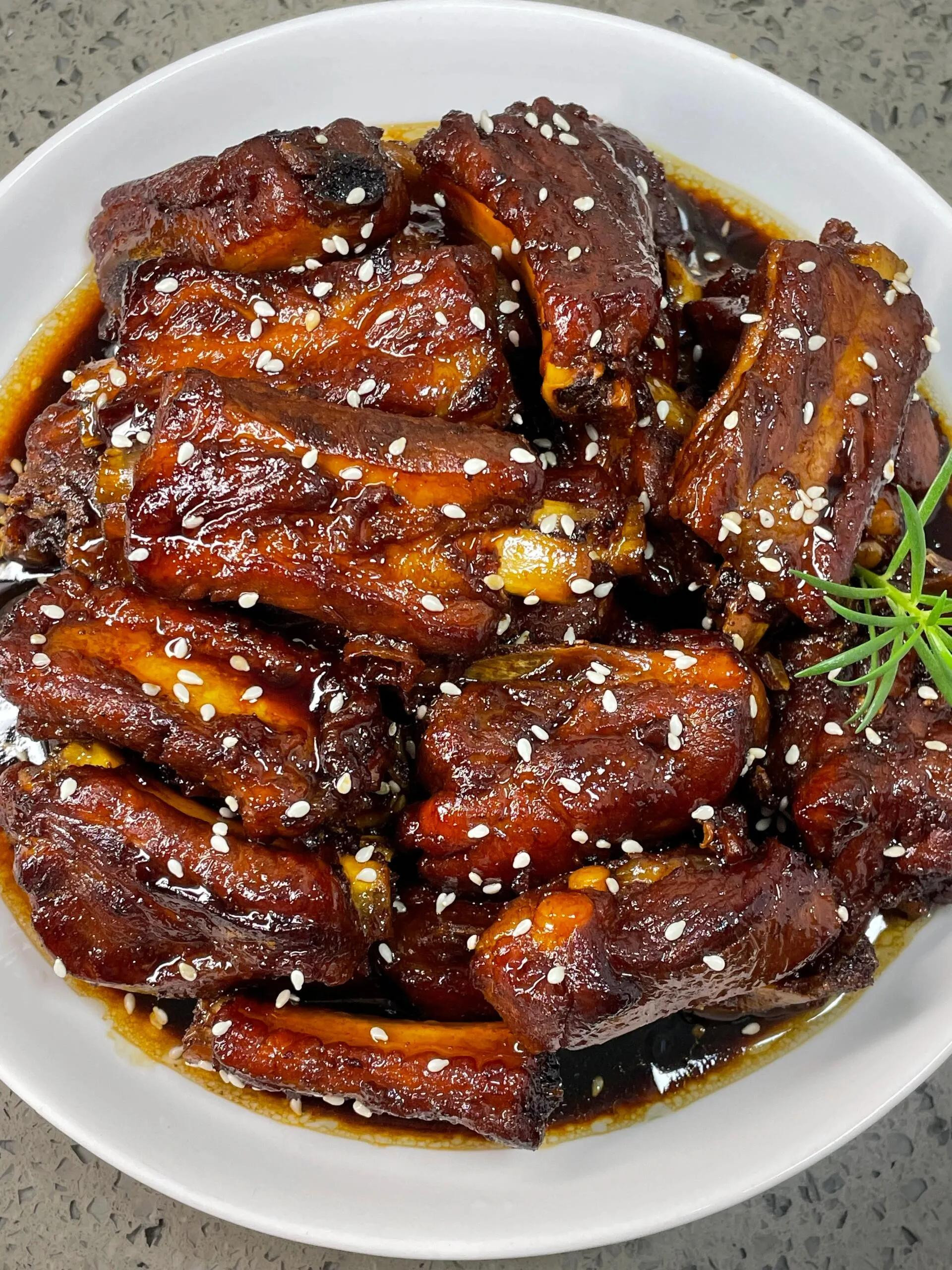 Hướng dẫn nấu sườn heo rim Coca màu nâu cánh gián bóng bẩy, rắc vừng thơm ngon