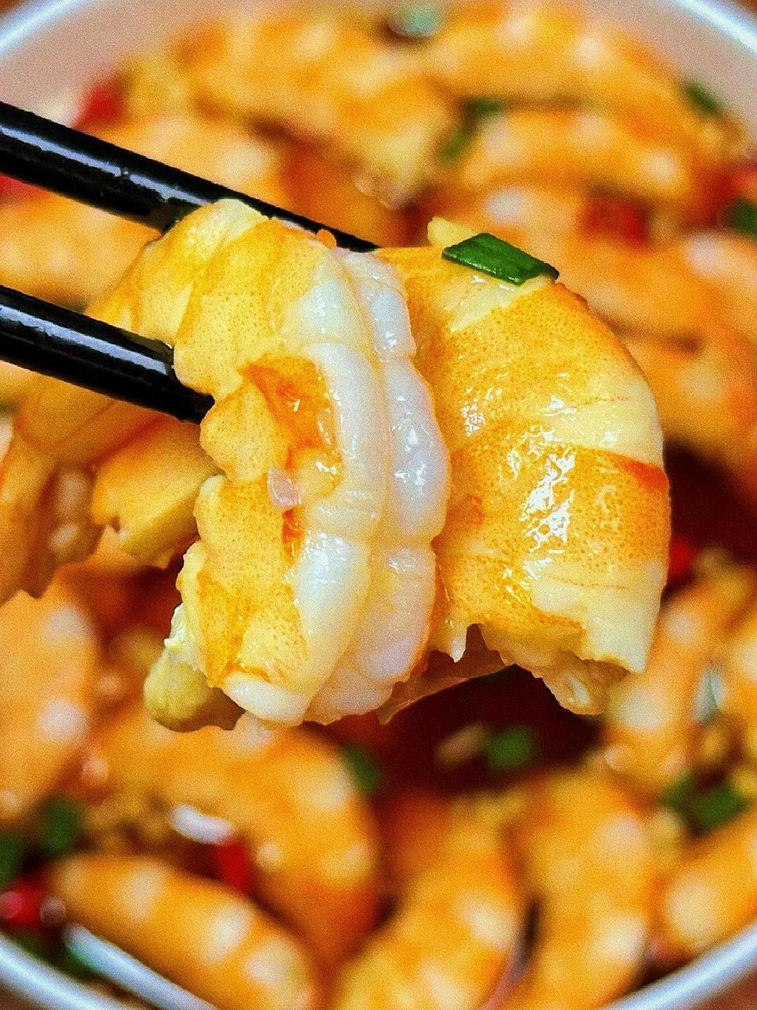 Hướng dẫn nấu tôm hấp rượu trắng thơm ngon, cách làm nước chấm tỏi ớt chua cay đơn giản