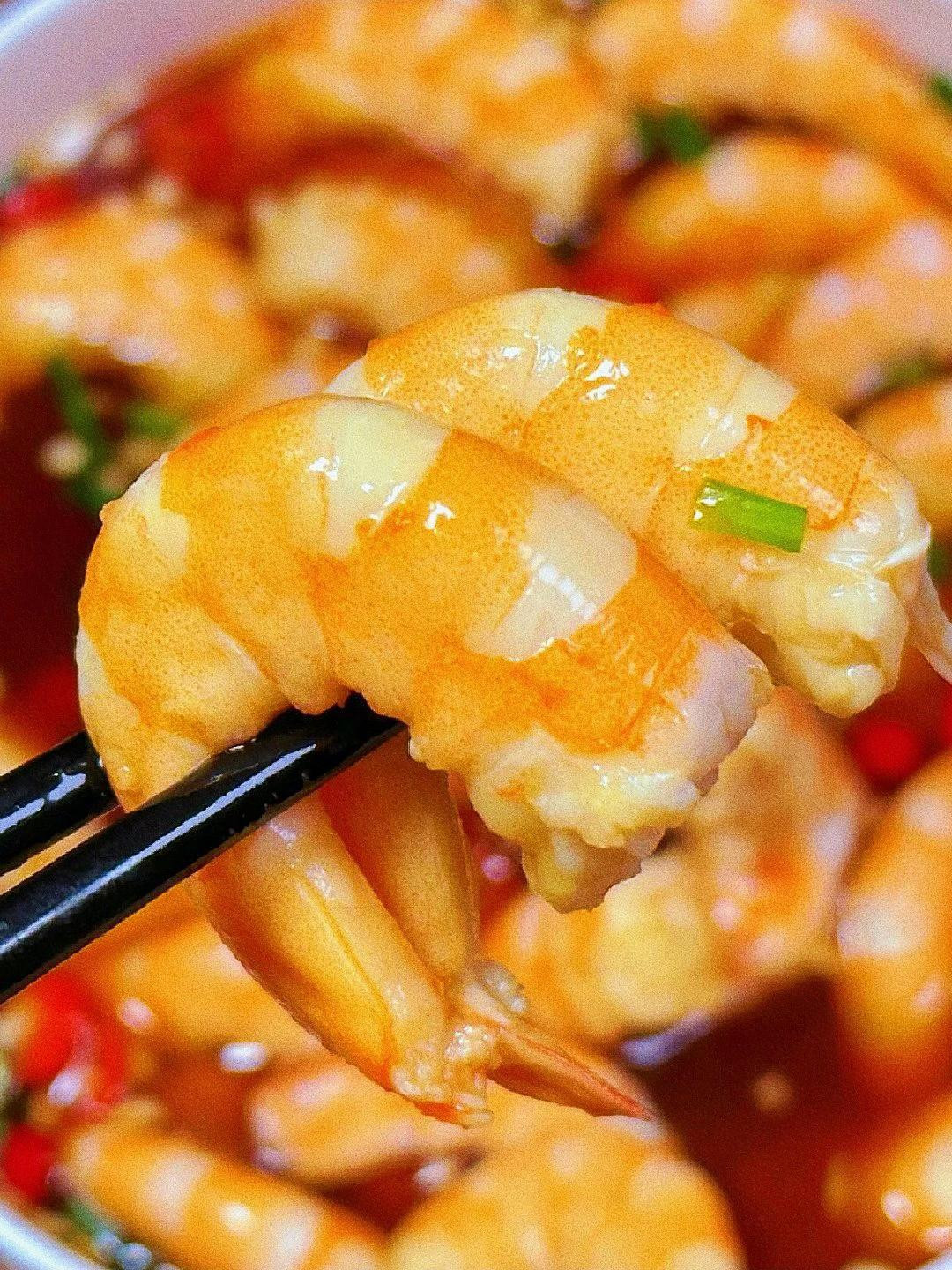 Hướng dẫn nấu tôm hấp rượu trắng thơm ngon, cách làm nước chấm tỏi ớt chua cay đơn giản