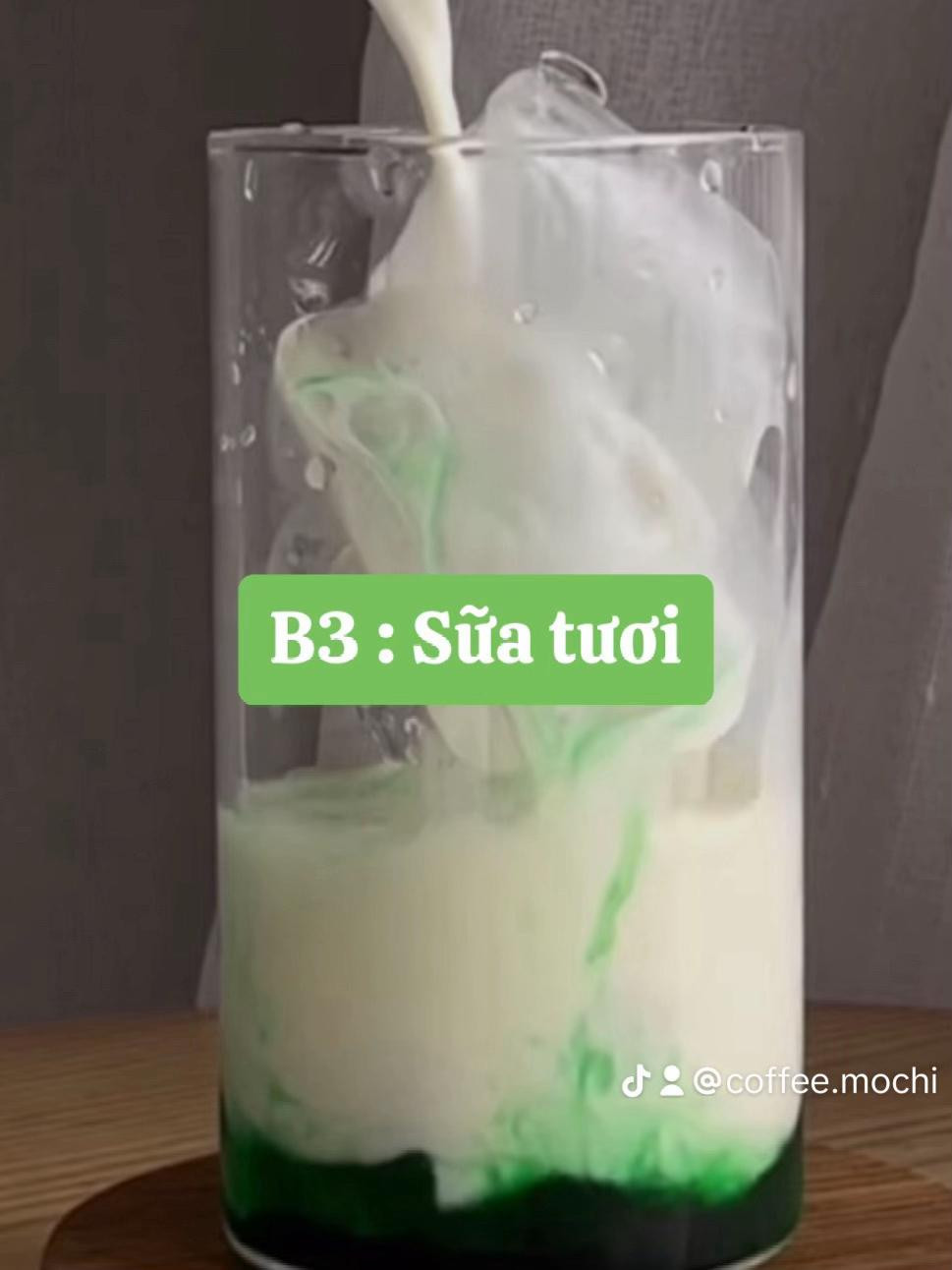 Hướng dẫn pha chế Cà phê Bạc hà: Đá full ly, siro bạc hà, sữa tươi và cốt cafe