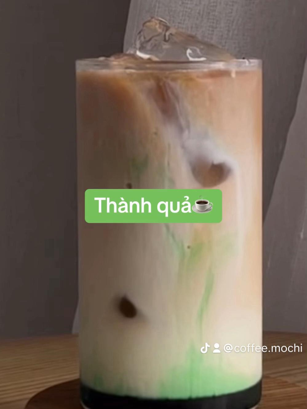 Hướng dẫn pha chế Cà phê Bạc hà: Đá full ly, siro bạc hà, sữa tươi và cốt cafe