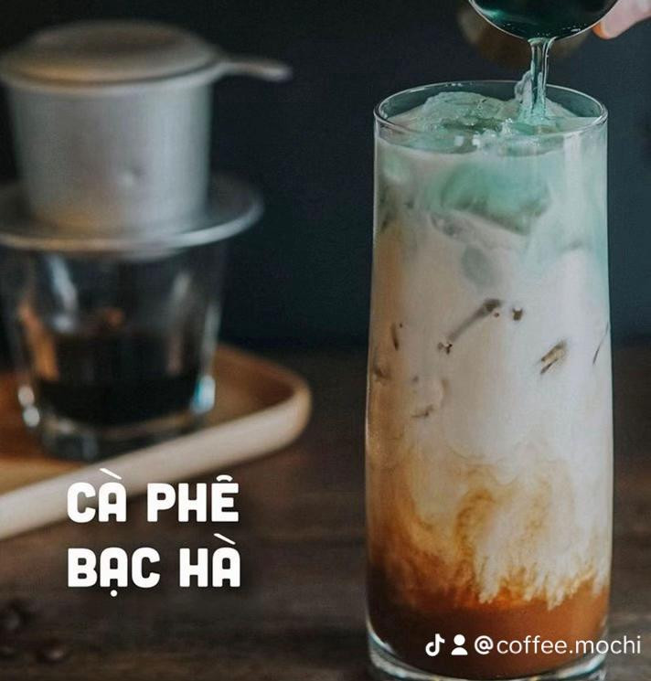 Hướng dẫn pha chế Cà phê Bạc hà: Đá full ly, siro bạc hà, sữa tươi và cốt cafe