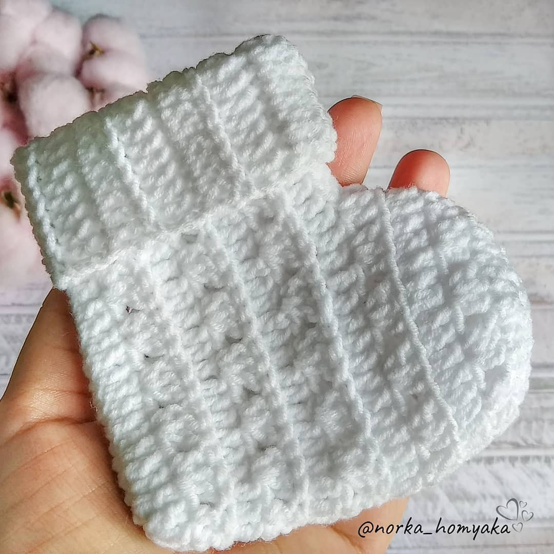 Инструкция по вязанию крючком белых носочков для новорожденного