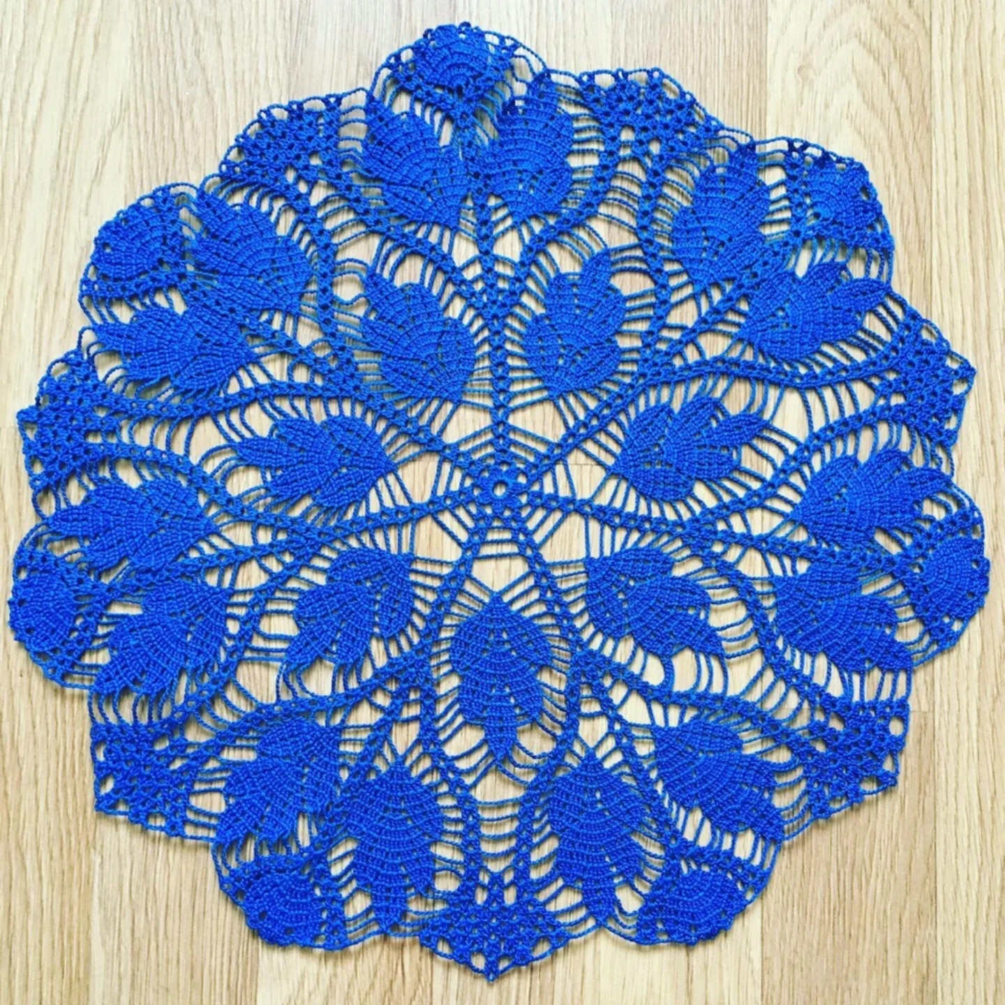 Инструкция по вязанию синей ажурной салфетки крючком из мерсеризованного хлопка