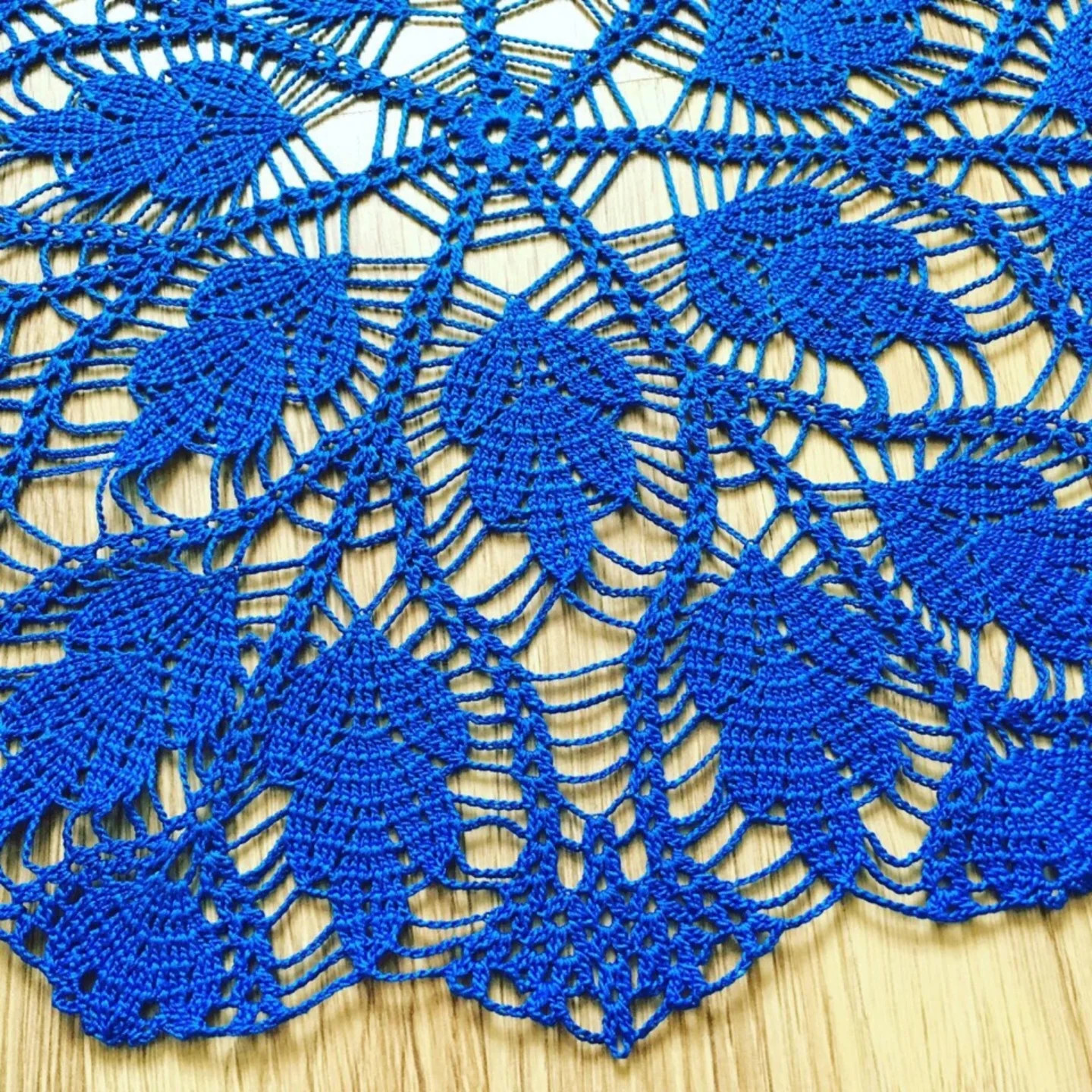 Инструкция по вязанию синей ажурной салфетки крючком из мерсеризованного хлопка