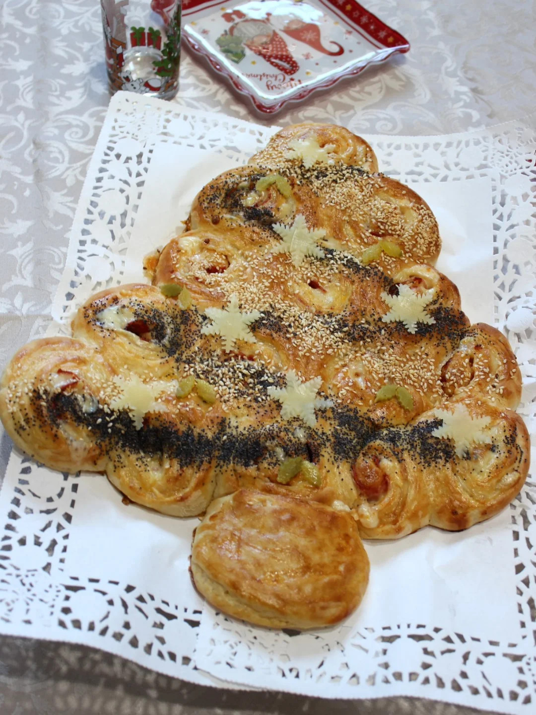 Jelkica sa kulenom i sirom: Christmas Tree Bread with Salami and Cheese
