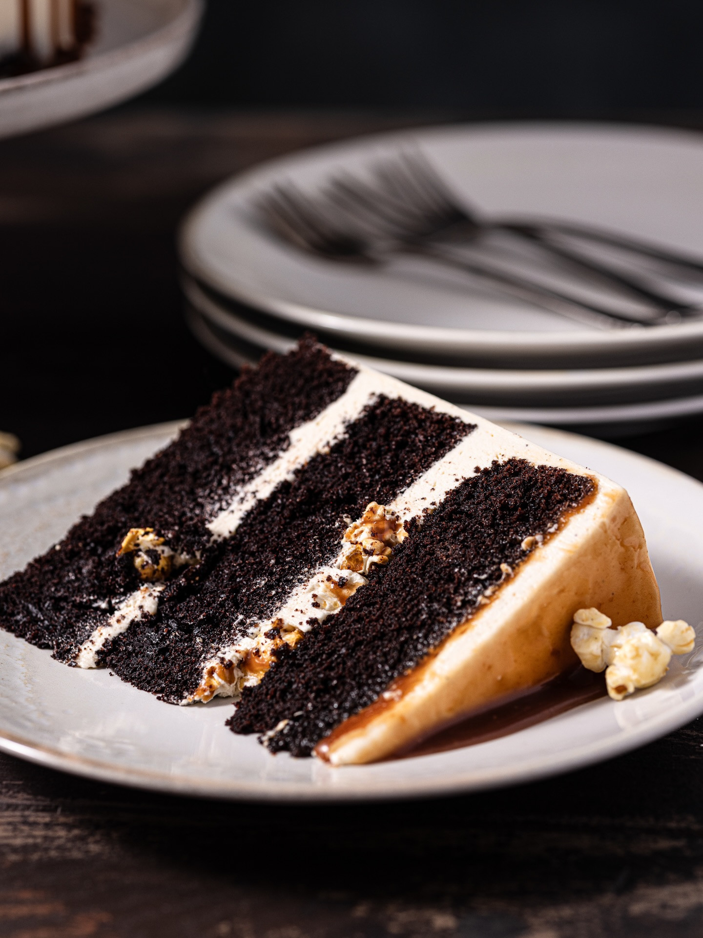 Karamell-Popcorn-Torte mit Schokoboden und Popcorn-Buttercreme