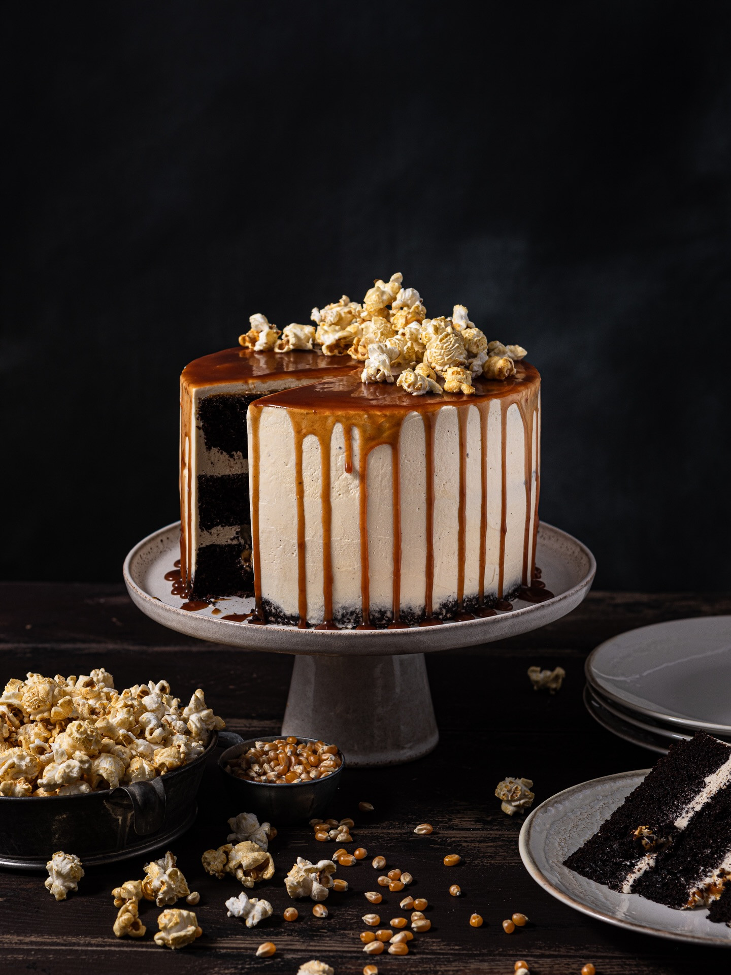 Karamell-Popcorn-Torte mit Schokoboden und Popcorn-Buttercreme