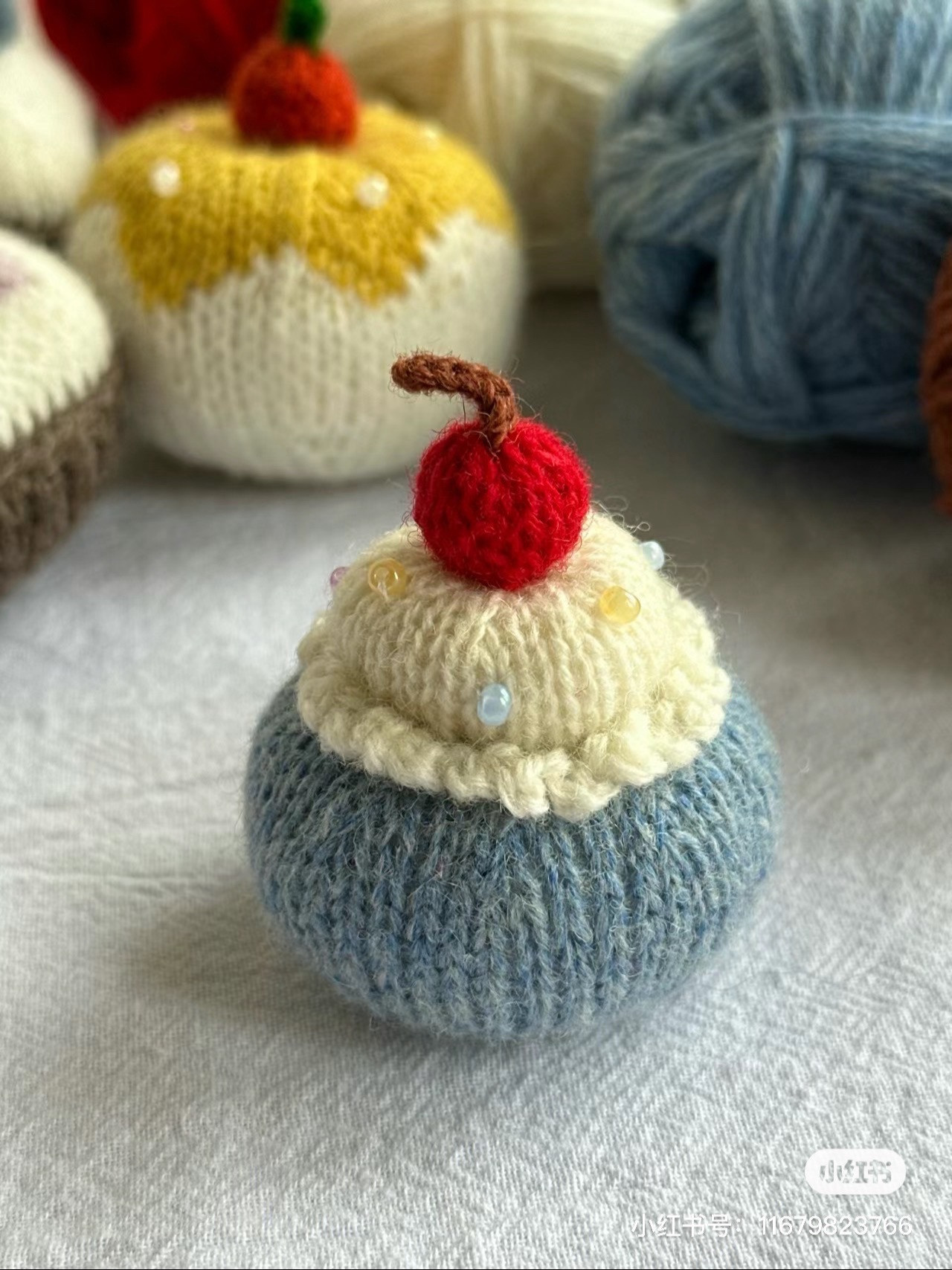 Knitted Cupcake Pattern Tutorial: Step-by-Step Guide for Knitting a Cute Mini Dessert with Cherry