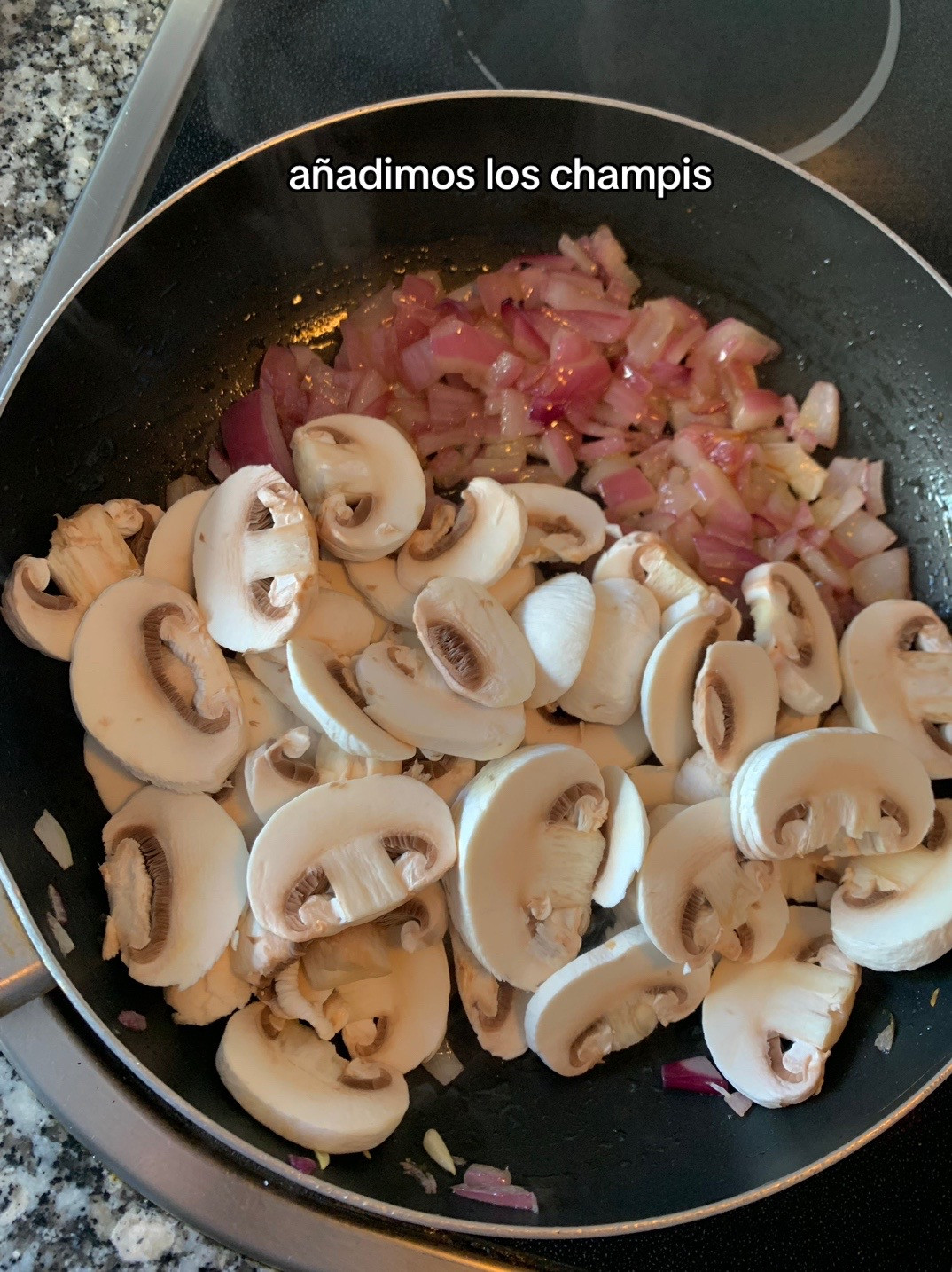 Lasaña de berenjena con champiñones, cebolla y queso crema