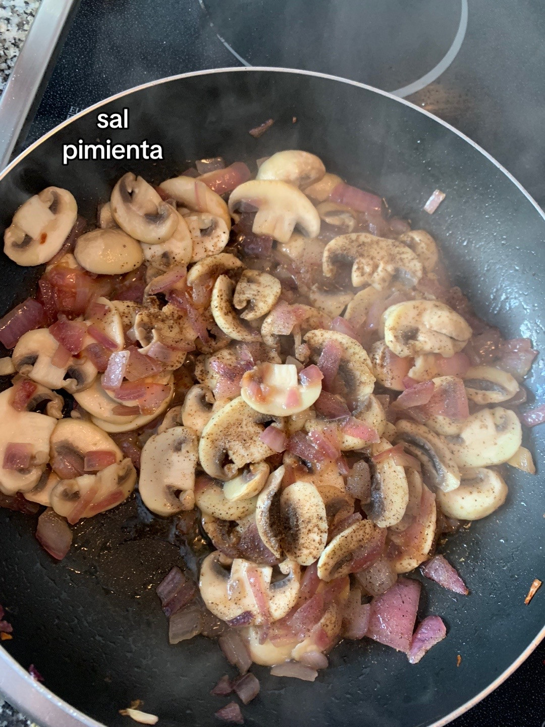 Lasaña de berenjena con champiñones, cebolla y queso crema