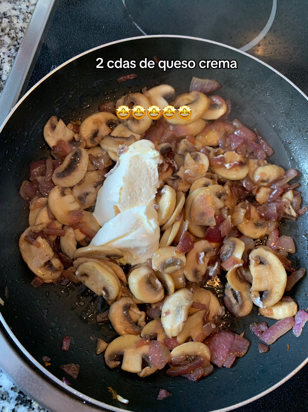 Lasaña de berenjena con champiñones, cebolla y queso crema