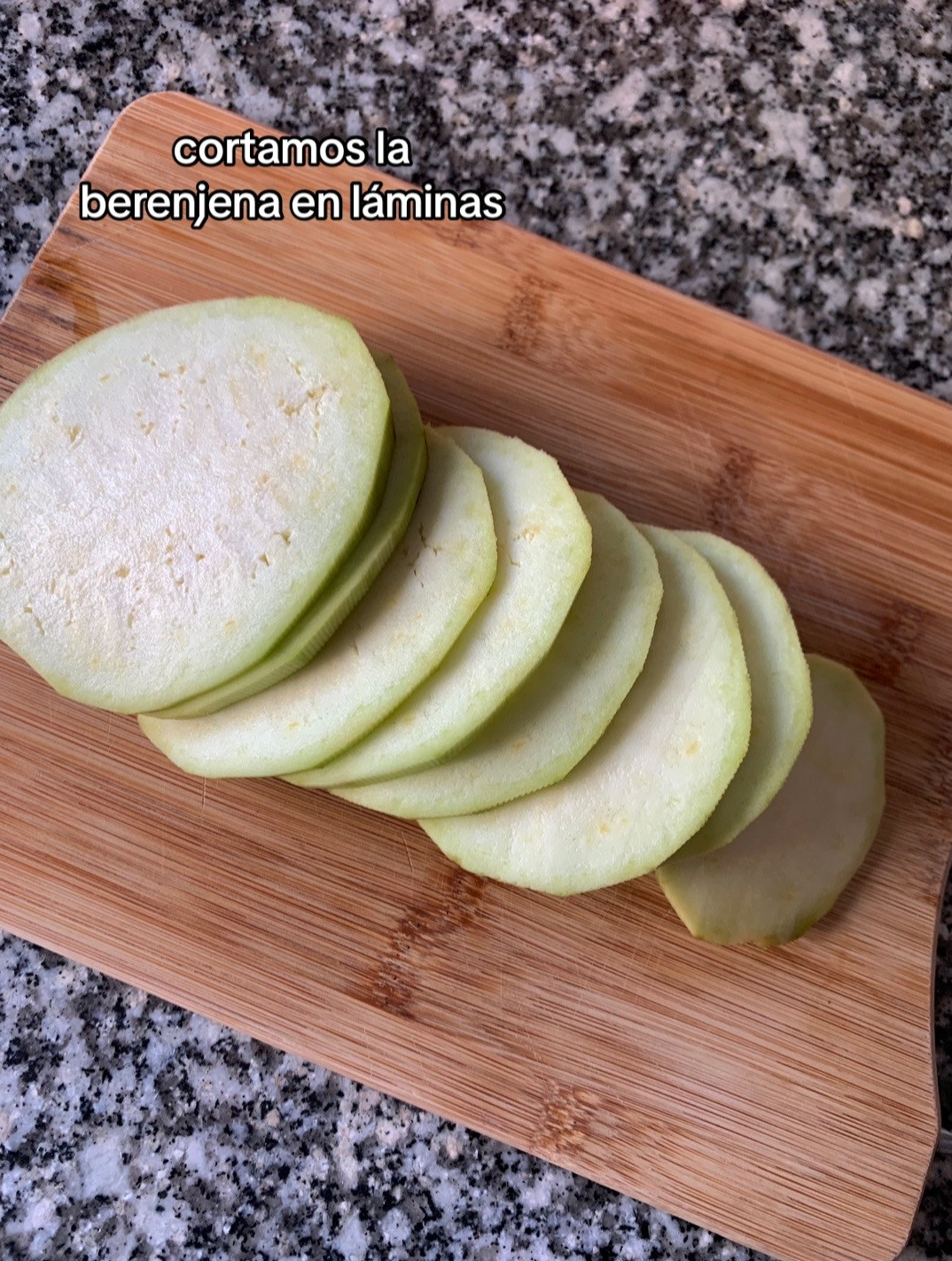 Lasaña de berenjena con champiñones, cebolla y queso crema