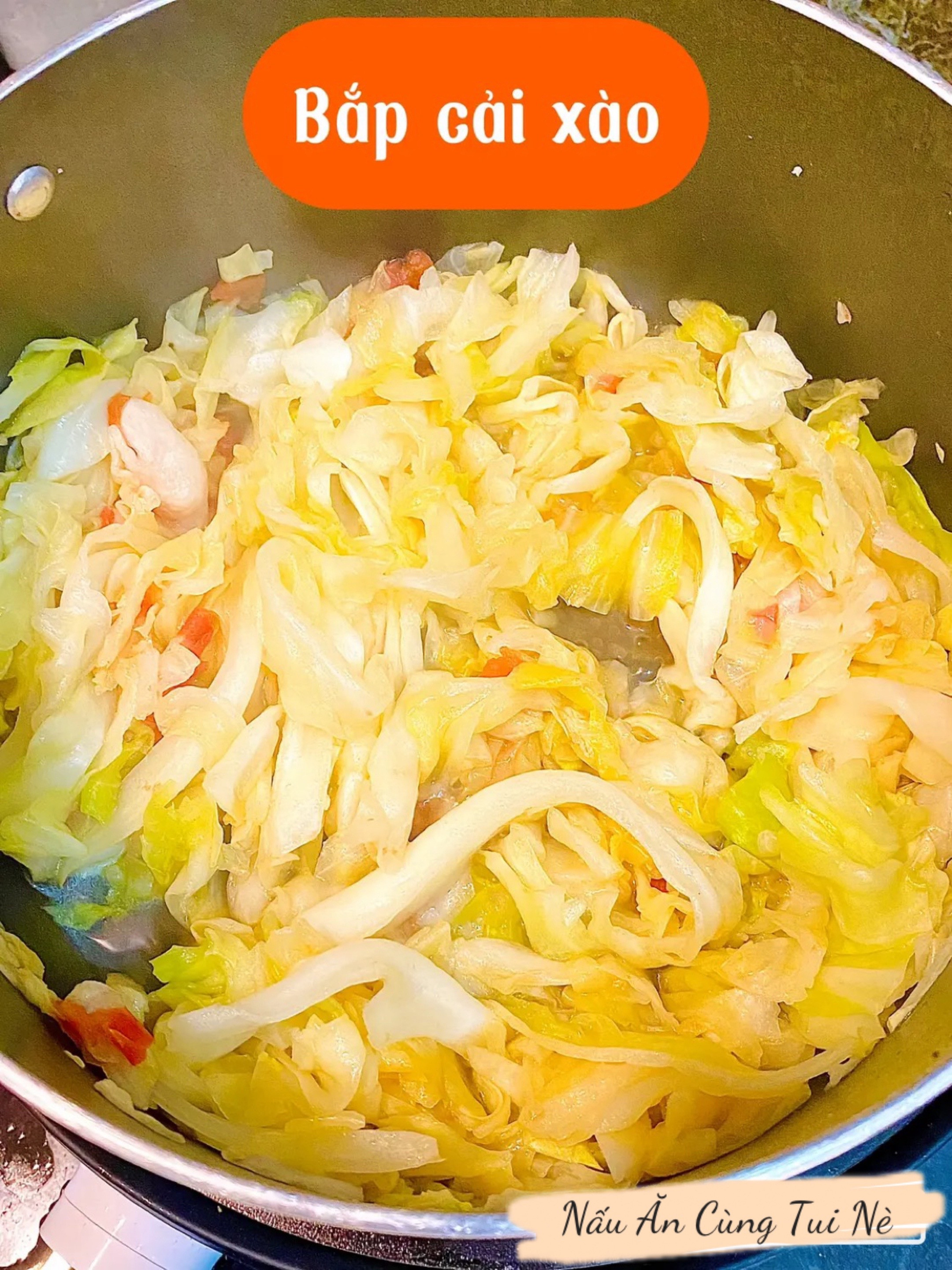 Mâm cơm cuối tháng tiết kiệm với thịt cháy tỏi, bắp cải xào và su hào muối xổi