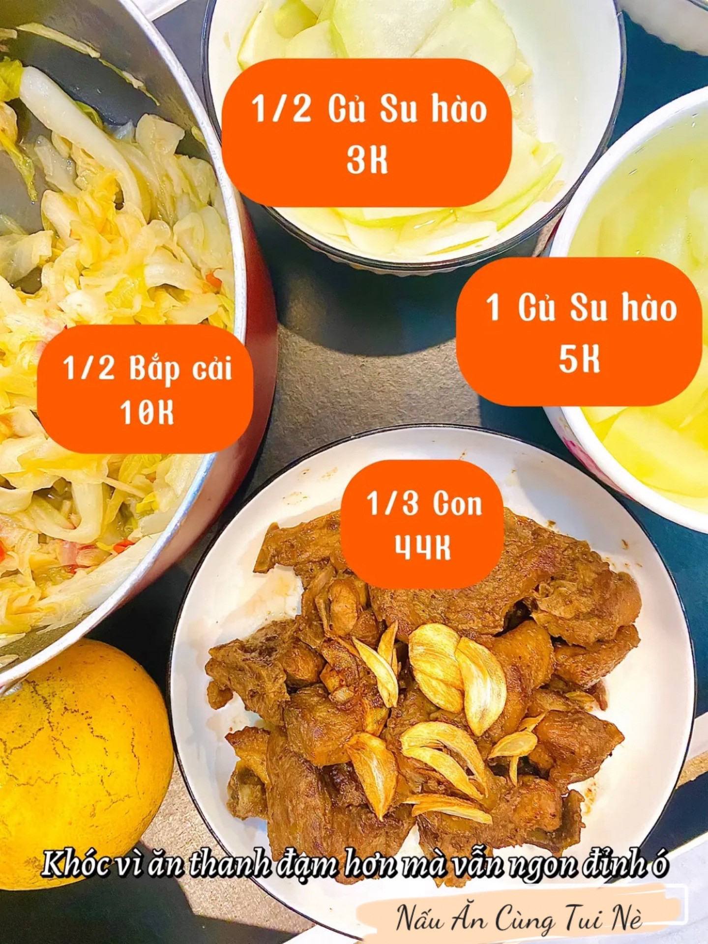 Mâm cơm cuối tháng tiết kiệm với thịt cháy tỏi, bắp cải xào và su hào muối xổi