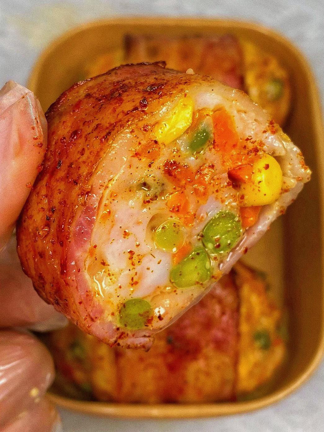 Mắm tôm cuộn thịt xông khói phô mai nướng giòn tan, nhân đậu Hà Lan ngô cà rốt