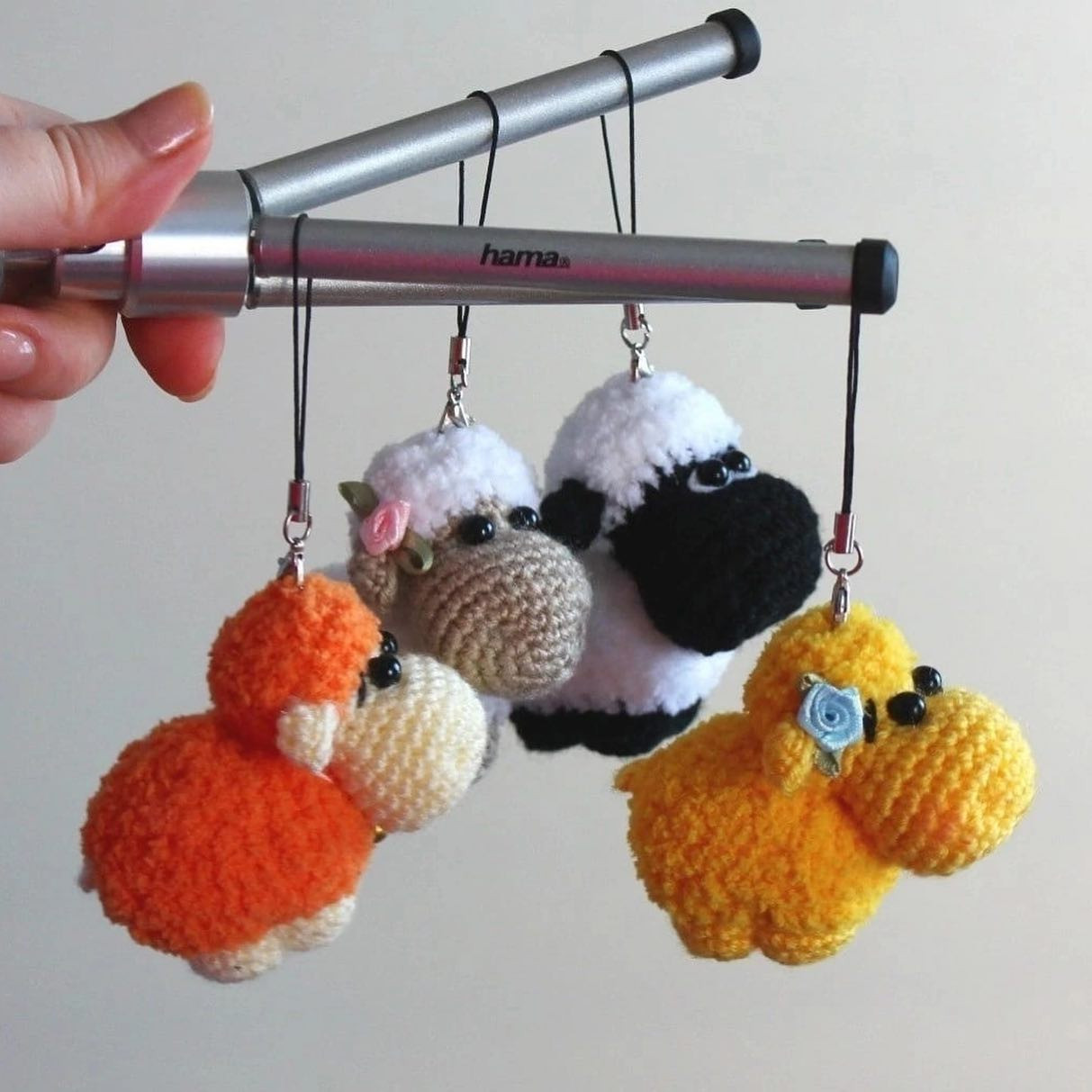 Мастер-класс по вязанию амигуруми: милые овечки-подвески из пушистой пряжи Alize Softy и Nako Bambino