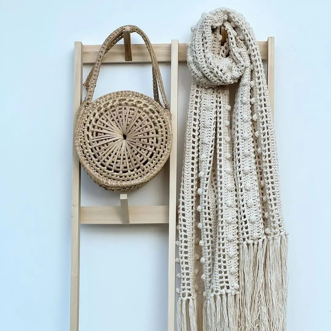 Mẫu đồ len mùa thu đông: Mũ có tua rua, khăn choàng và túi xách tròn từ Artelanas