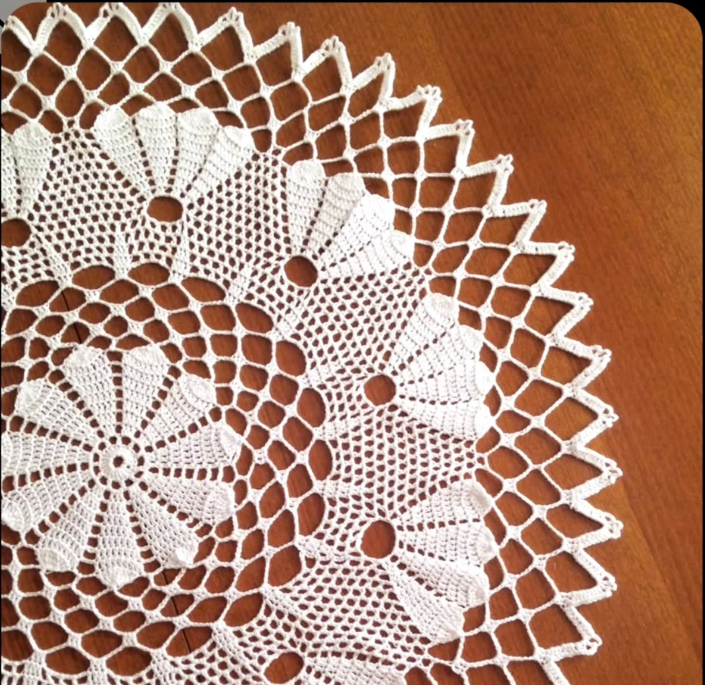 Mẫu móc len thảm tròn hoa văn phức tạp kèm biểu đồ hướng dẫn chi tiết