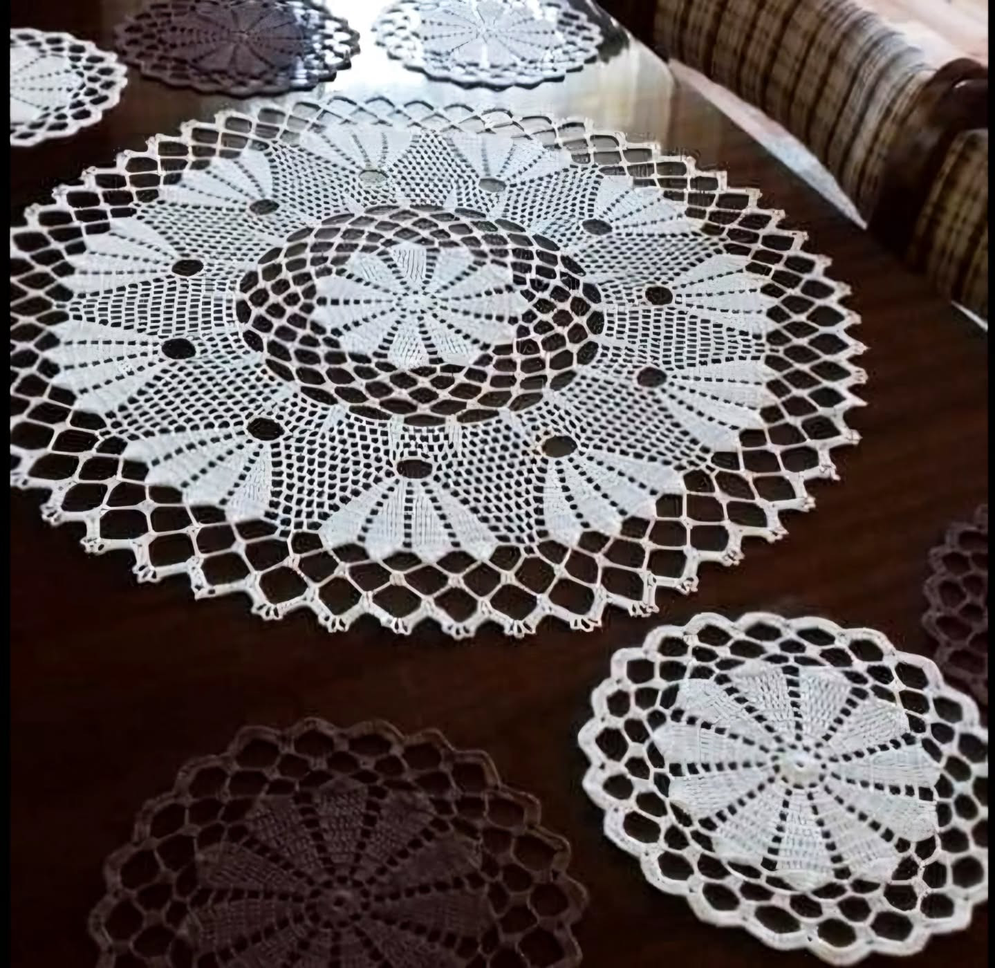 Mẫu móc len thảm tròn hoa văn phức tạp kèm biểu đồ hướng dẫn chi tiết