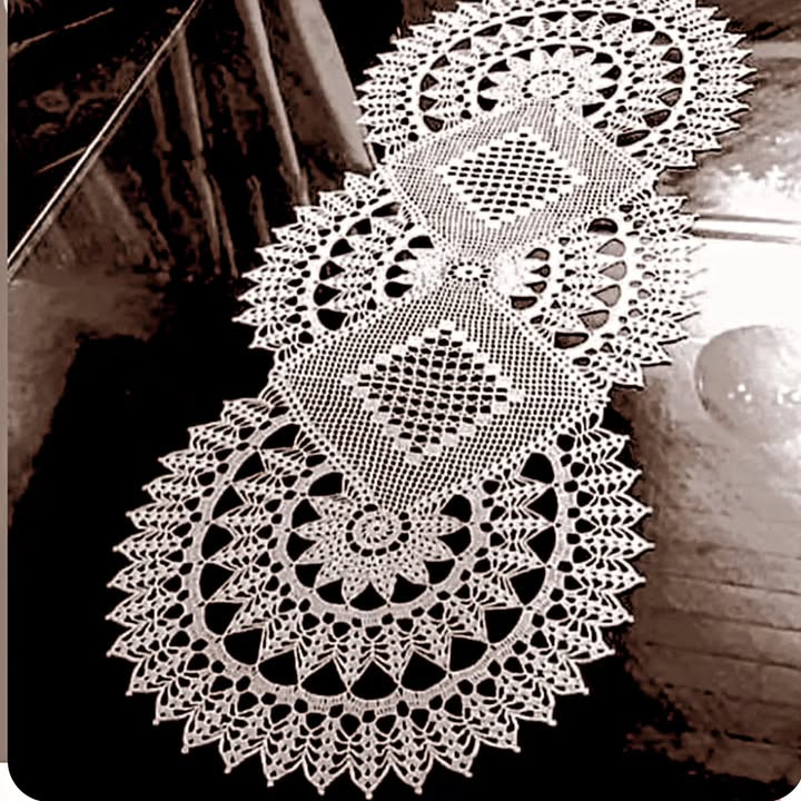 Mẫu móc len thêu ren hoa văn phức tạp, đồ trang trí bàn và thảm trải