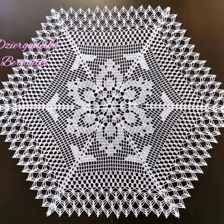 Mẫu móc len thêu ren hoa văn phức tạp, đồ trang trí bàn và thảm trải