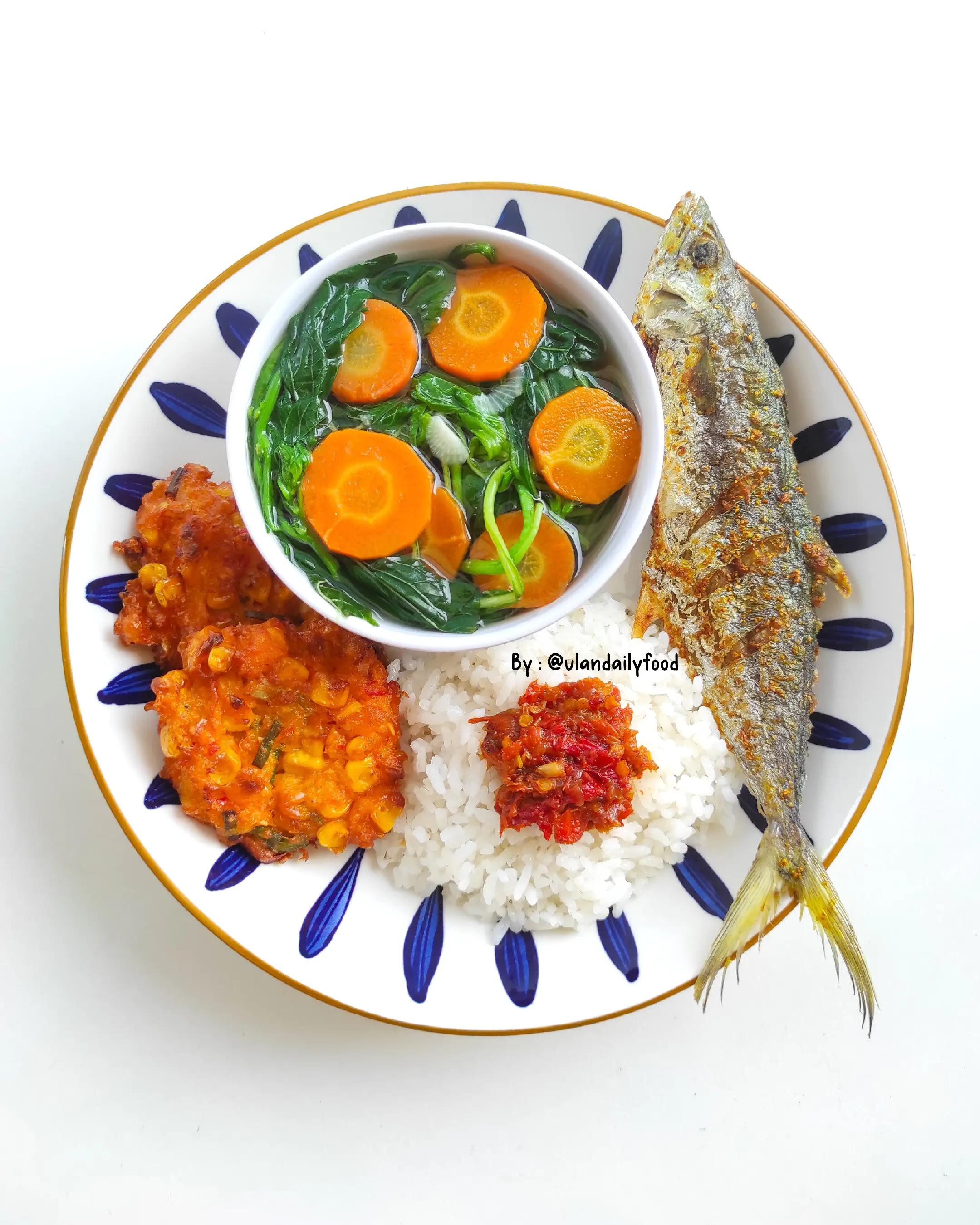 Menu Makan Siang Sederhana: Ikan Goreng, Sayur Bening Bayam Wortel, Bakwan Jagung & Sambal Bawang