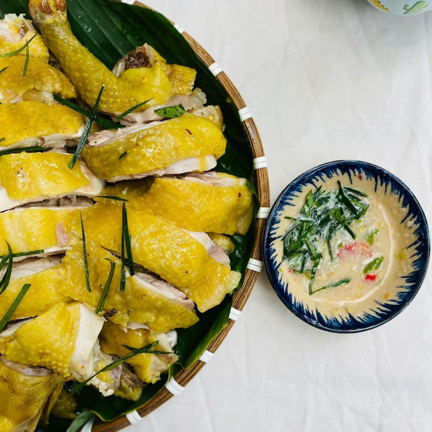 Mẹo làm Gà Luộc Nghệ vàng ươm, thơm lừng với nước chấm tỏi ớt chuẩn vị