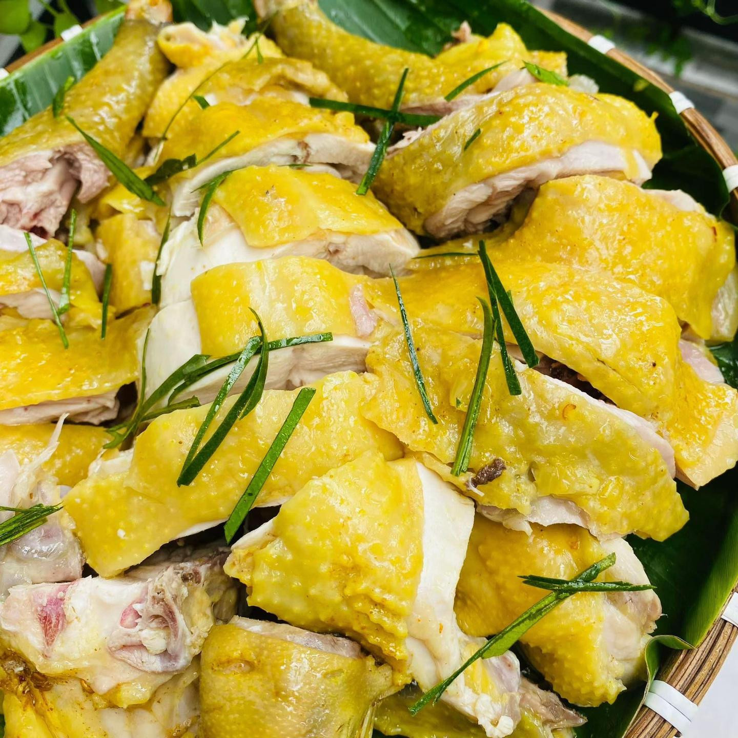 Mẹo làm Gà Luộc Nghệ vàng ươm, thơm lừng với nước chấm tỏi ớt chuẩn vị