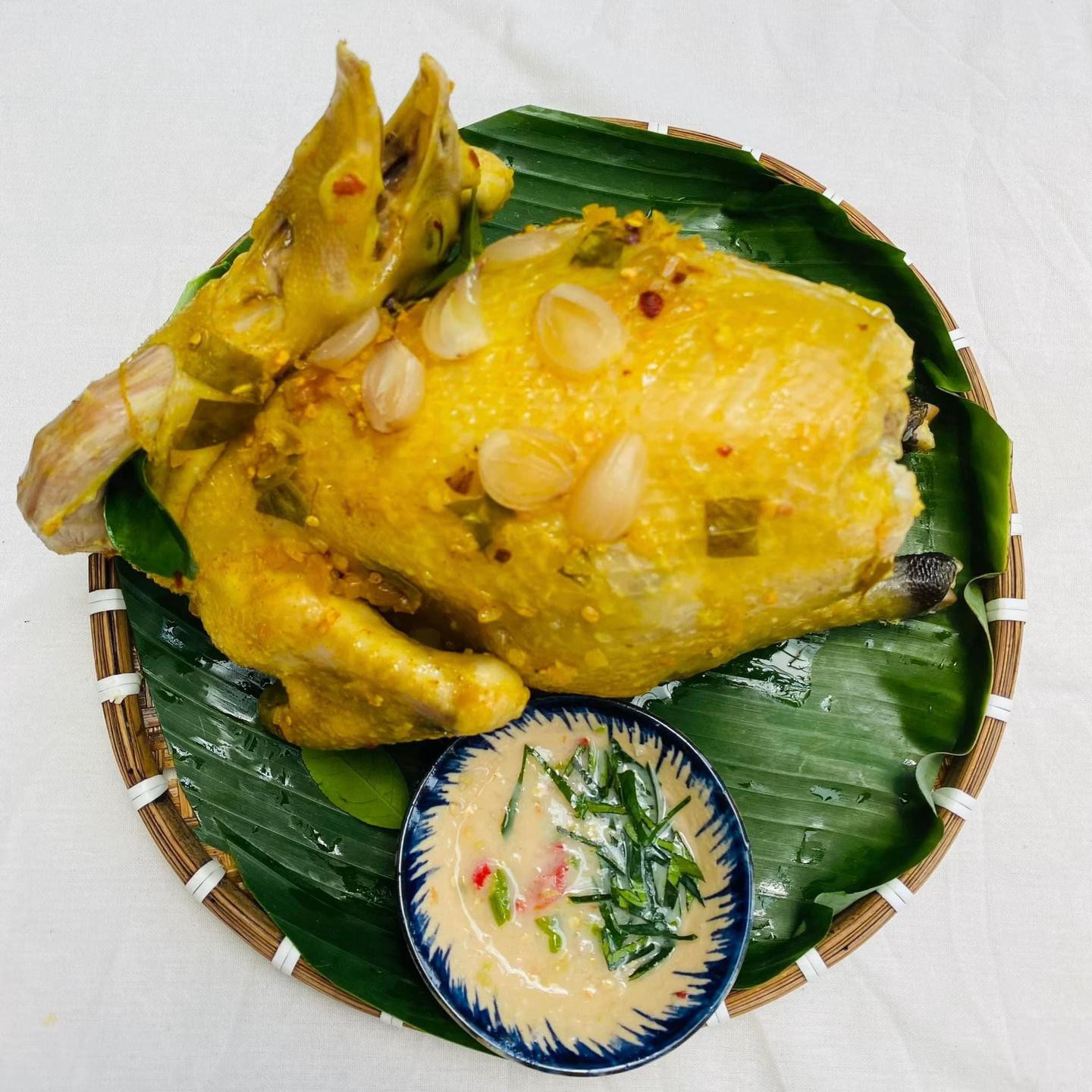 Mẹo làm Gà Luộc Nghệ vàng ươm, thơm lừng với nước chấm tỏi ớt chuẩn vị