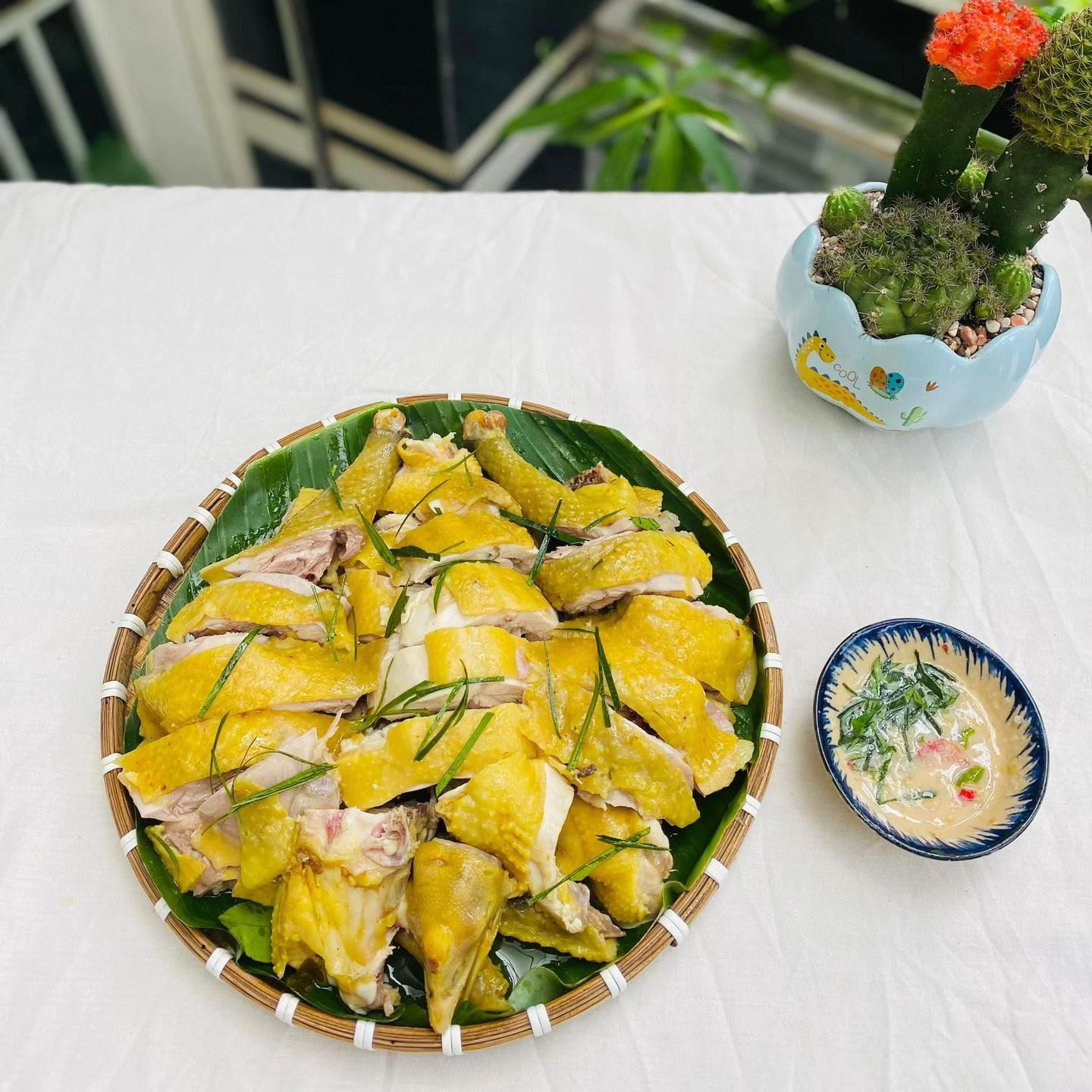 Mẹo làm Gà Luộc Nghệ vàng ươm, thơm lừng với nước chấm tỏi ớt chuẩn vị