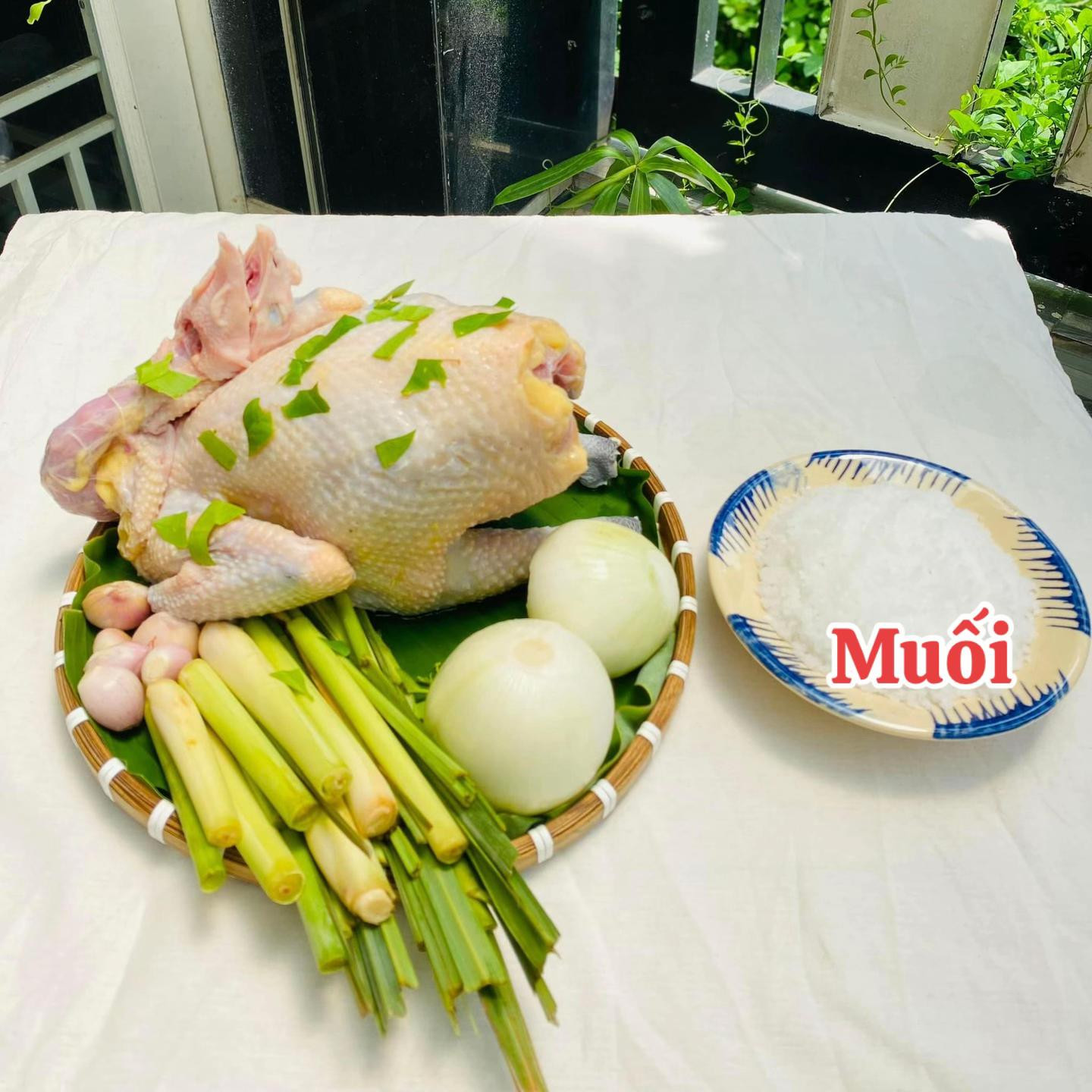 Mẹo làm Gà Luộc Nghệ vàng ươm, thơm lừng với nước chấm tỏi ớt chuẩn vị