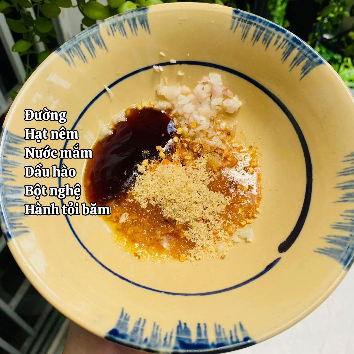 Mẹo làm Gà Luộc Nghệ vàng ươm, thơm lừng với nước chấm tỏi ớt chuẩn vị