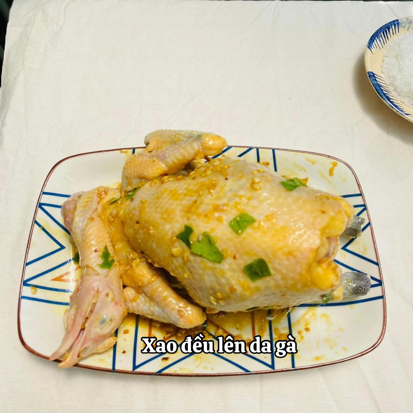 Mẹo làm Gà Luộc Nghệ vàng ươm, thơm lừng với nước chấm tỏi ớt chuẩn vị