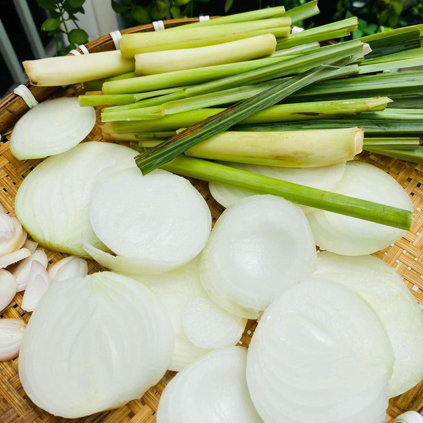 Mẹo làm Gà Luộc Nghệ vàng ươm, thơm lừng với nước chấm tỏi ớt chuẩn vị