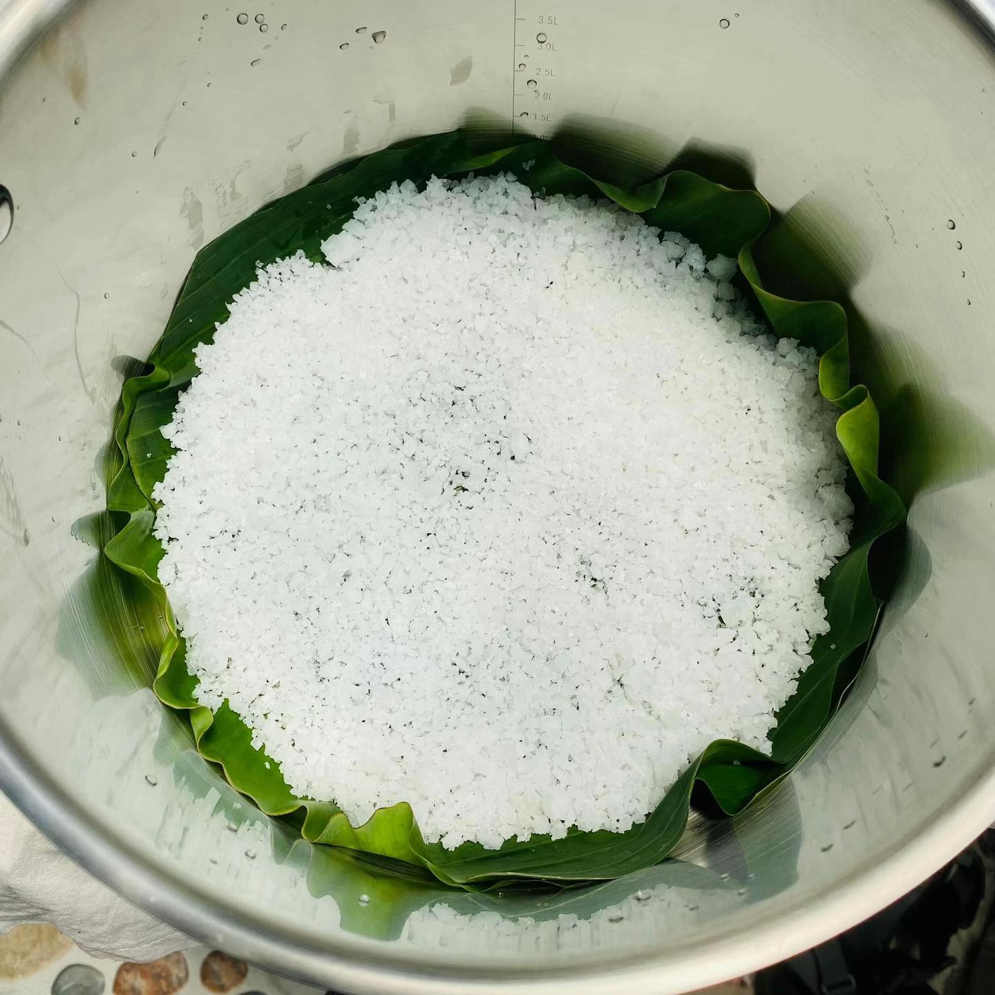 Mẹo làm Gà Luộc Nghệ vàng ươm, thơm lừng với nước chấm tỏi ớt chuẩn vị