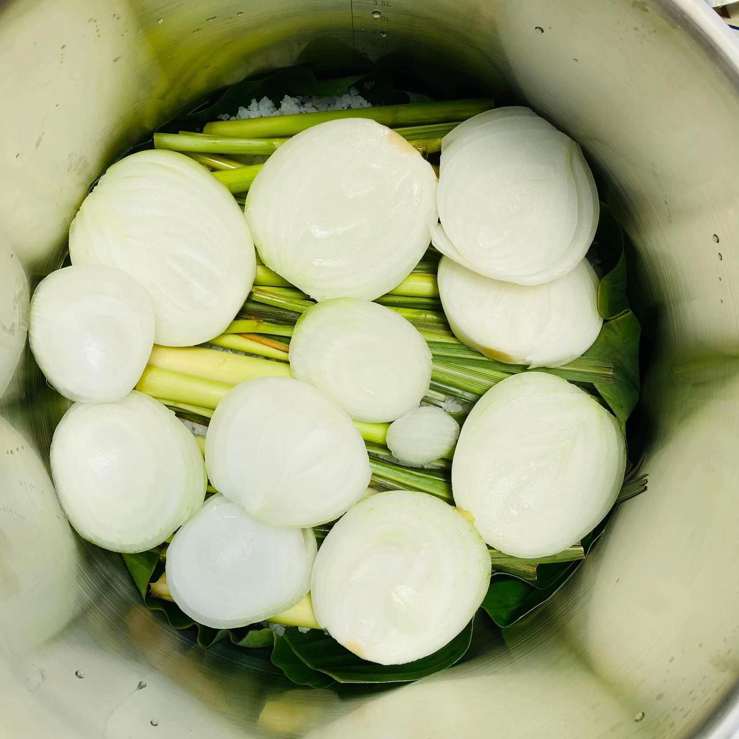 Mẹo làm Gà Luộc Nghệ vàng ươm, thơm lừng với nước chấm tỏi ớt chuẩn vị