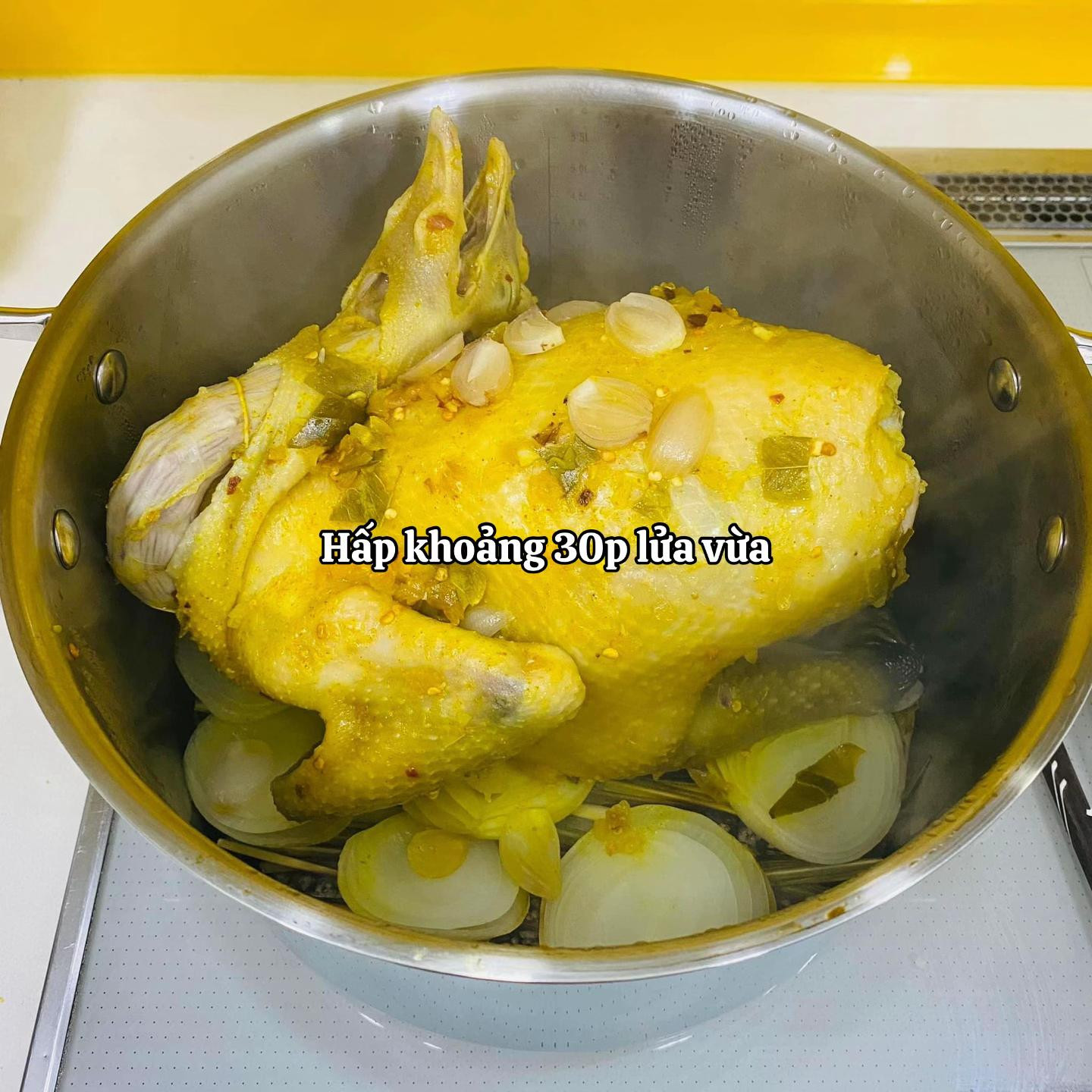 Mẹo làm Gà Luộc Nghệ vàng ươm, thơm lừng với nước chấm tỏi ớt chuẩn vị