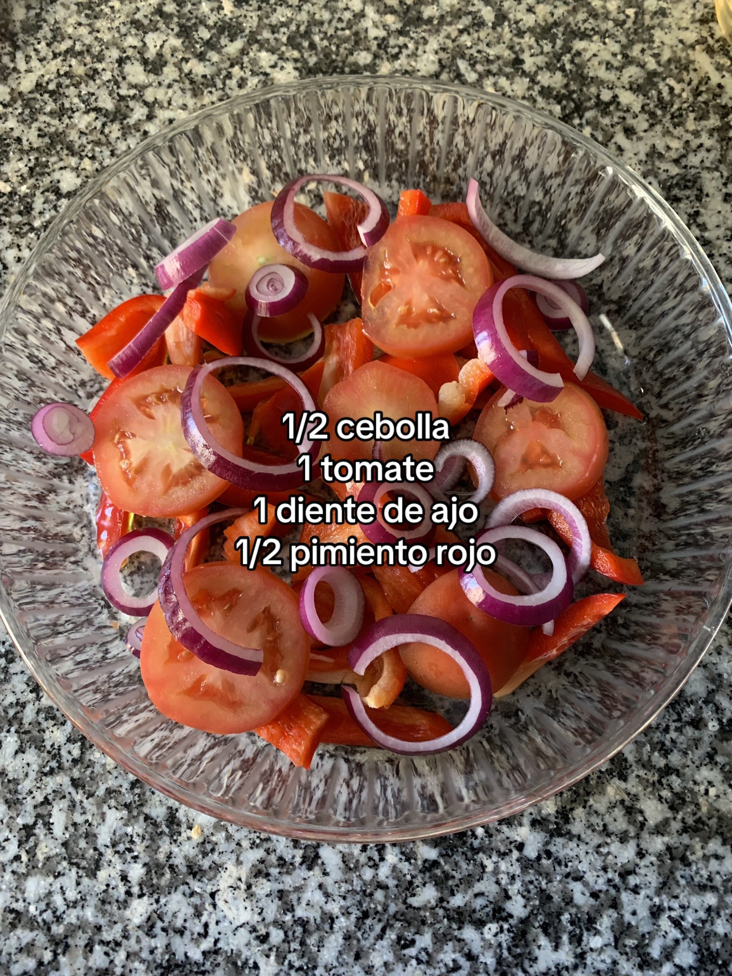Merluza al horno con verduras, cebolla, tomate y limón