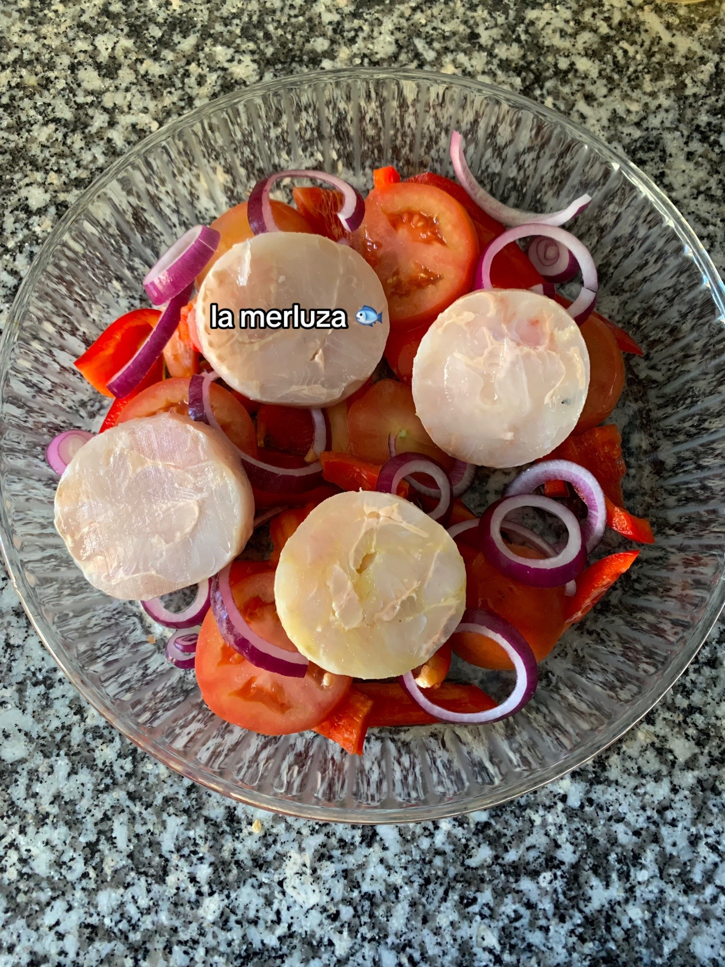 Merluza al horno con verduras, cebolla, tomate y limón