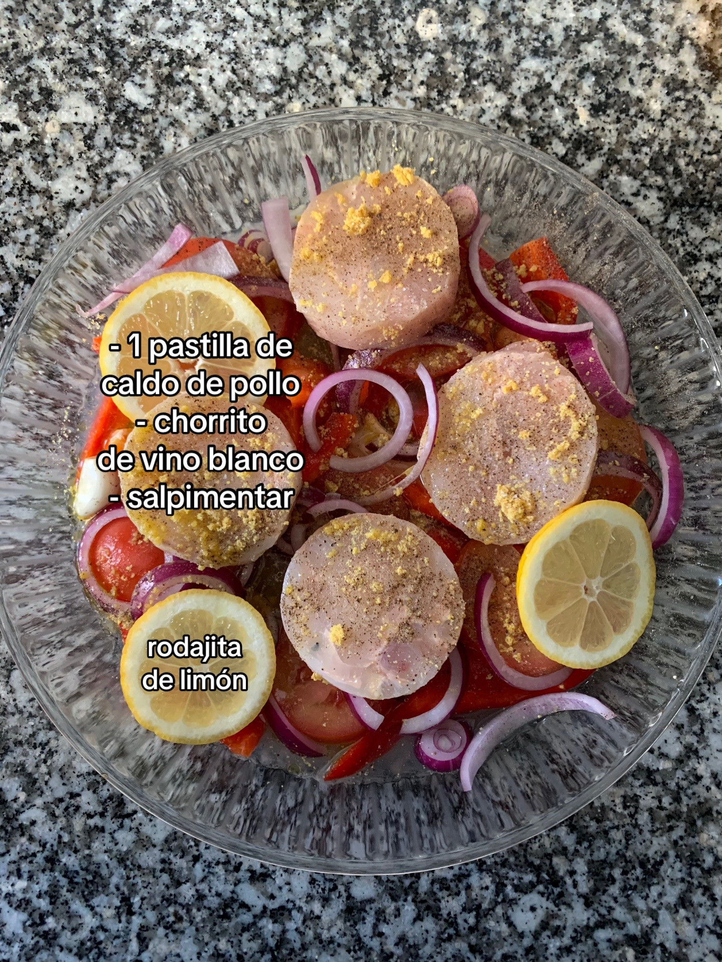 Merluza al horno con verduras, cebolla, tomate y limón