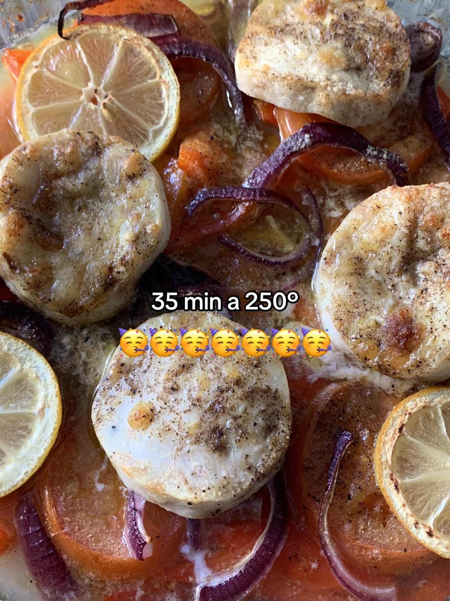 Merluza al horno con verduras, cebolla, tomate y limón