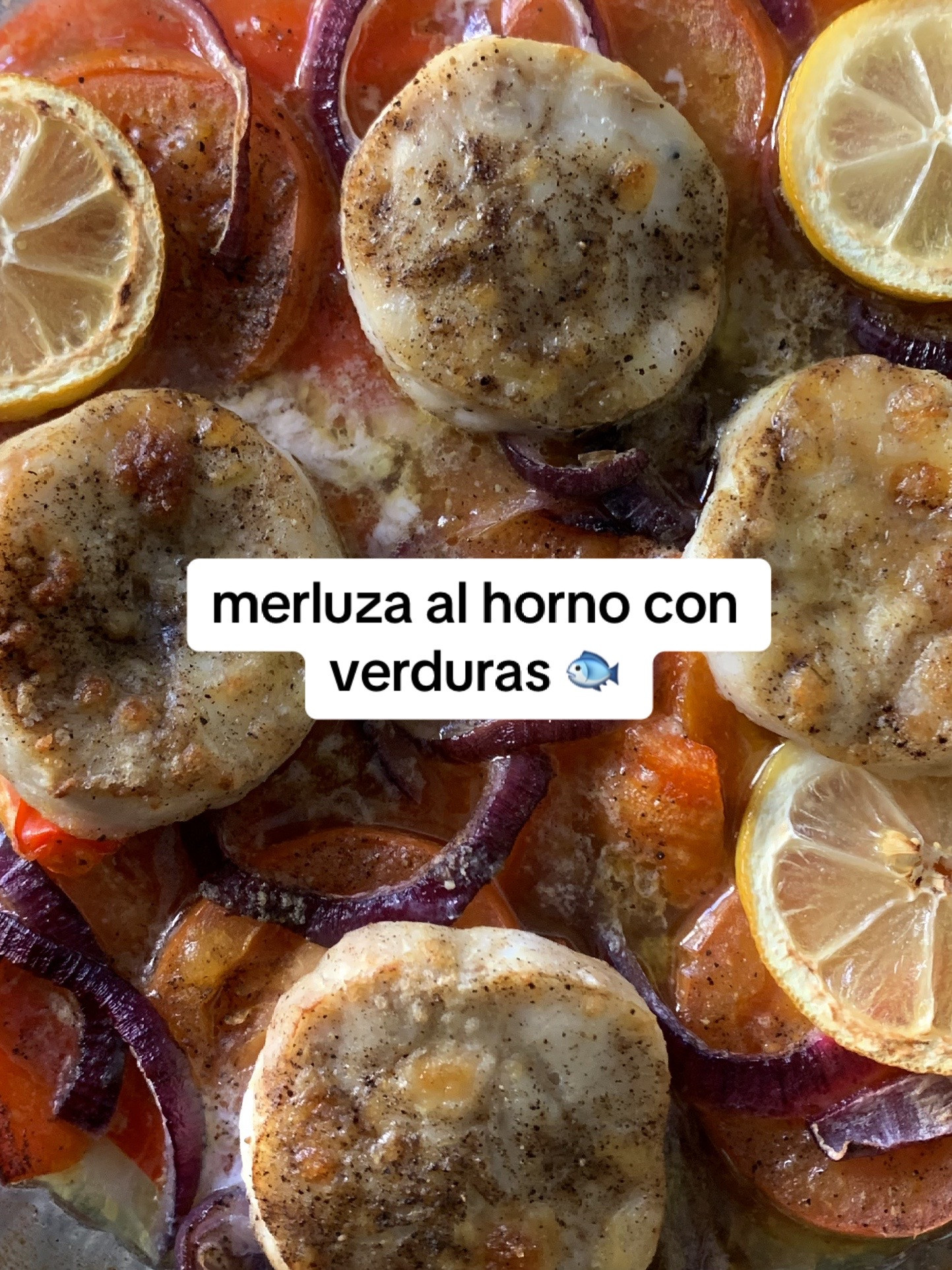 Merluza al horno con verduras, cebolla, tomate y limón