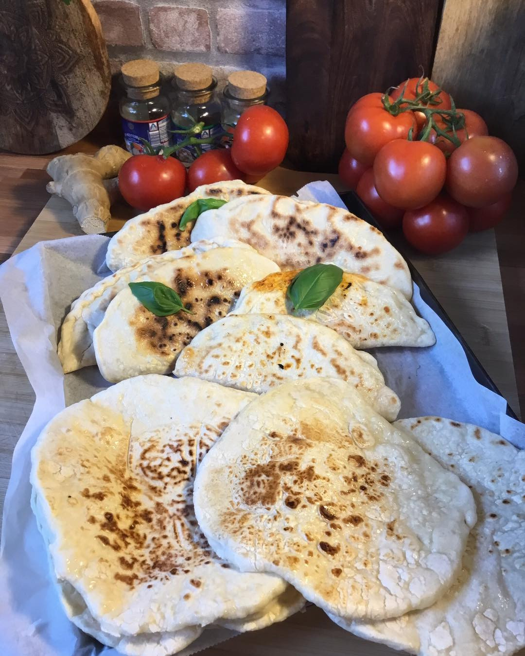 Mezze lune farcite cotte in padella con pomodoro e basilico