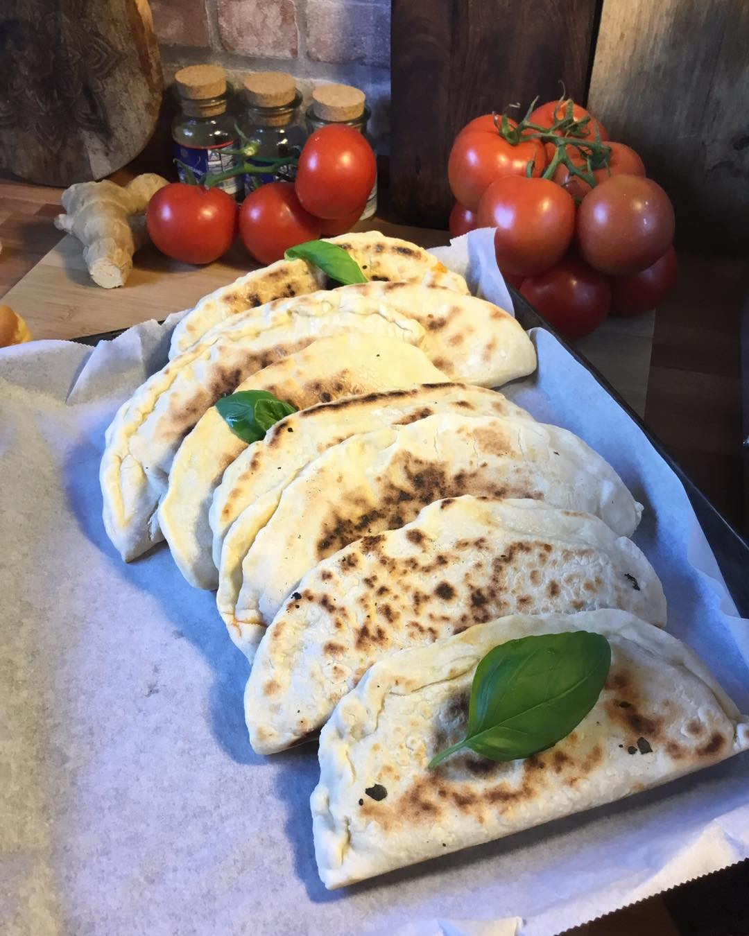 Mezze lune farcite cotte in padella con pomodoro e basilico