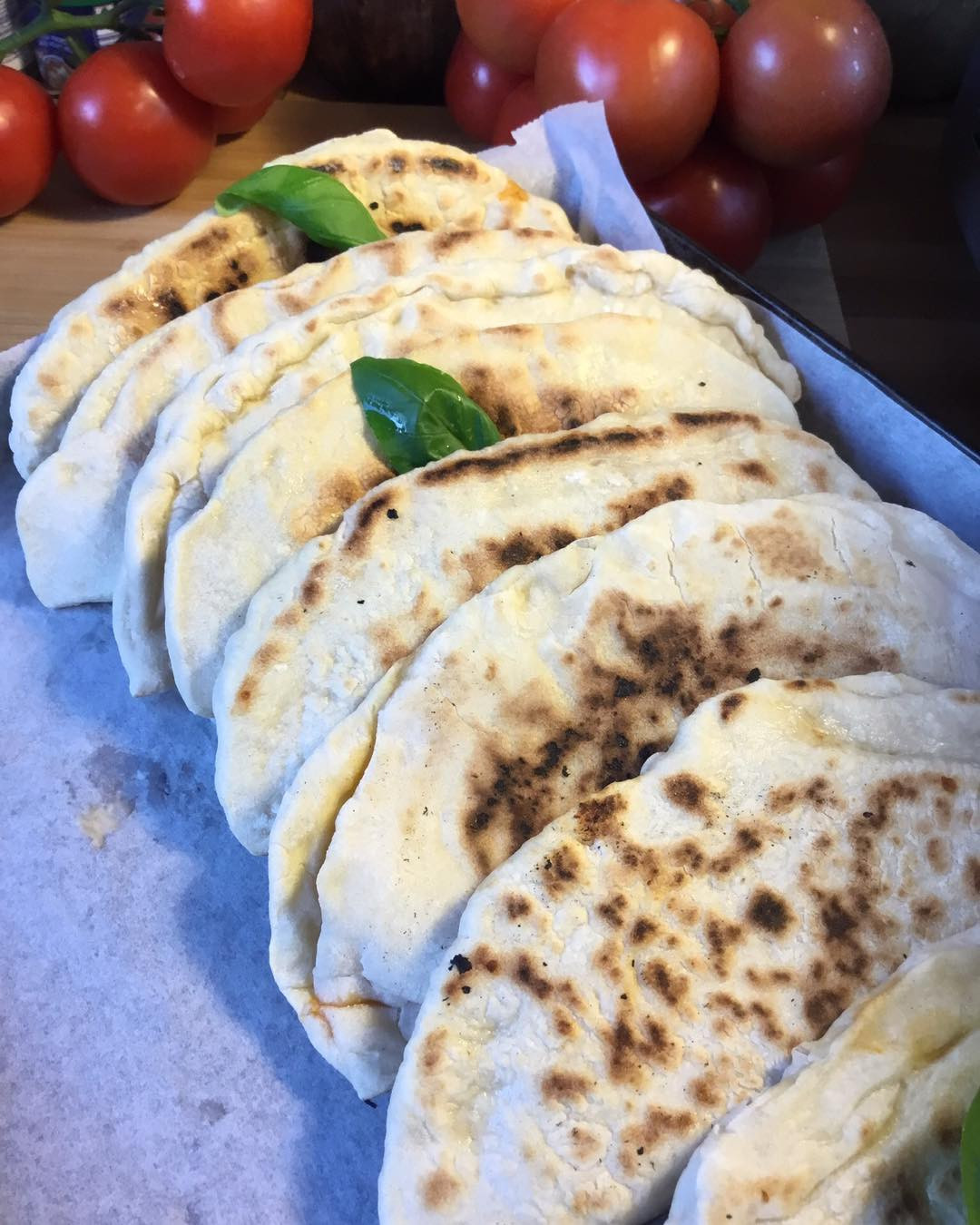 Mezze lune farcite cotte in padella con pomodoro e basilico