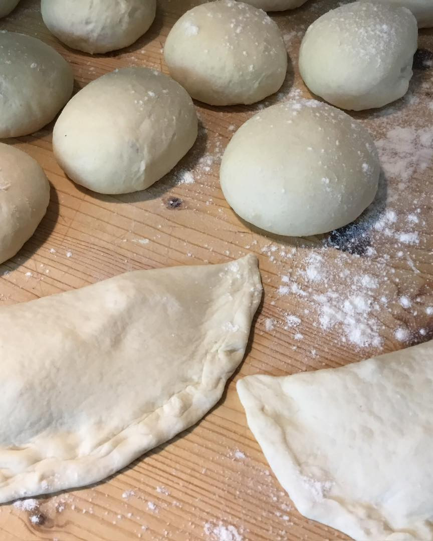 Mezze lune farcite cotte in padella con pomodoro e basilico