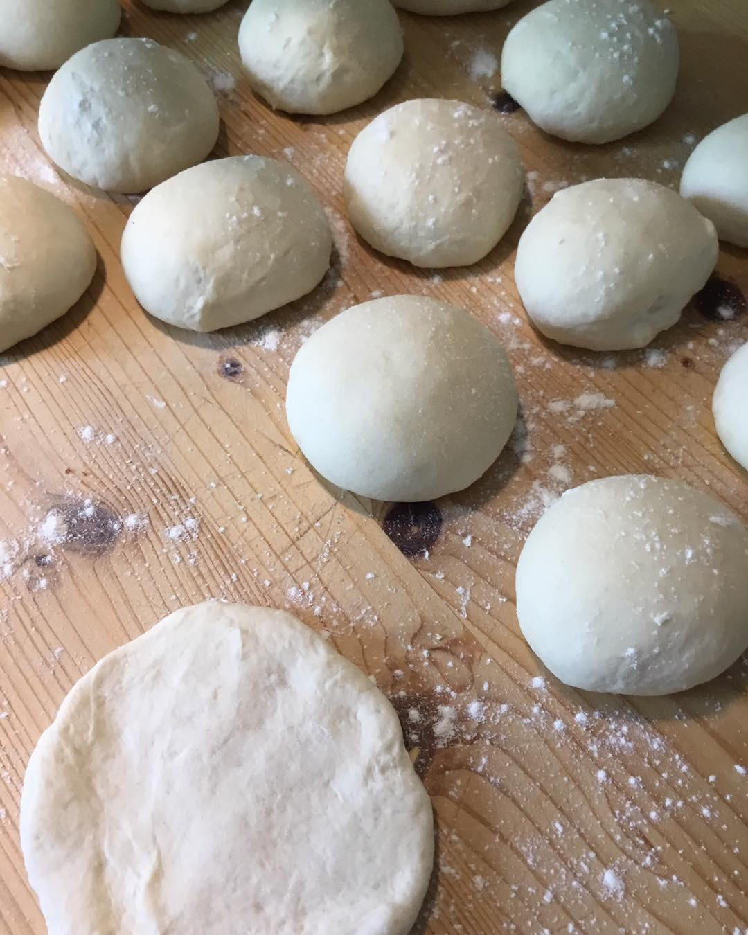 Mezze lune farcite cotte in padella con pomodoro e basilico