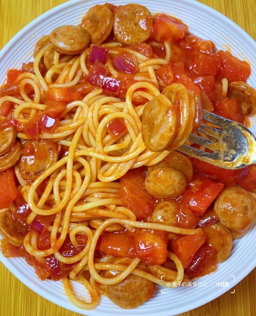 Mì ống sốt cà chua xúc xích và hành tím